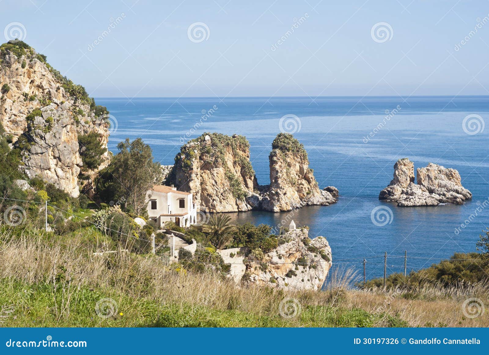 Faraglioni y Tonnara en Scopello, Sicilia. Faraglioni en Scopello con el Tonnara, Sicilia