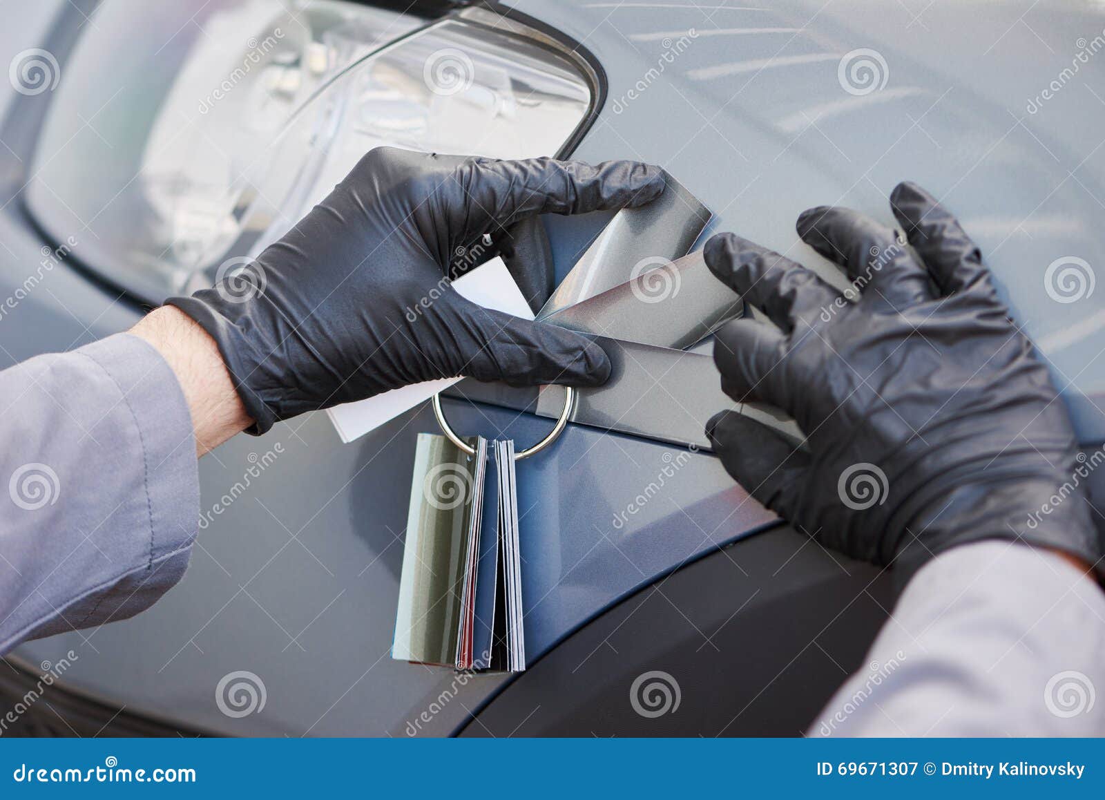 Farbenkünstlermann, der farbe des autos mit zusammenpassenden ...