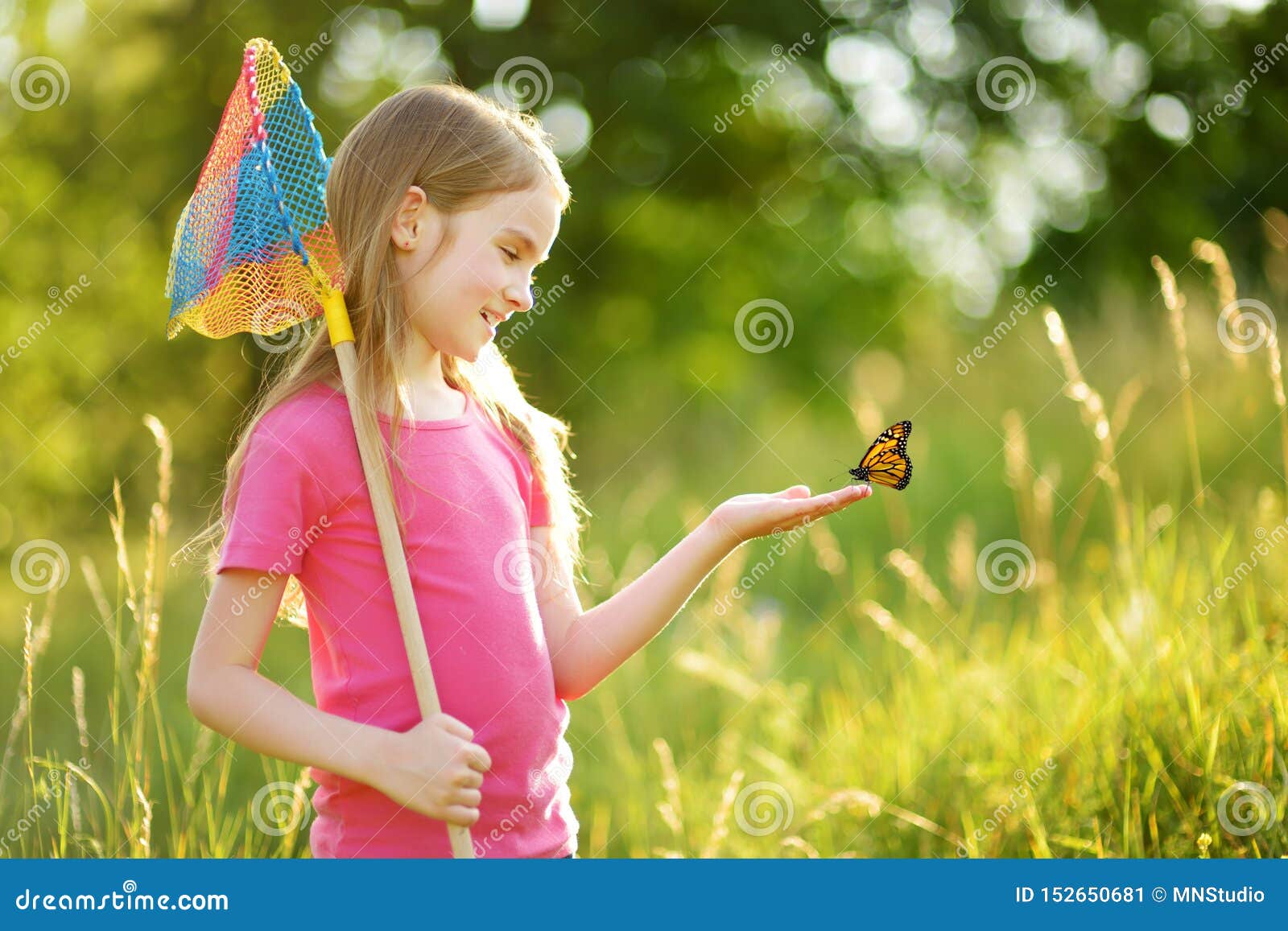 Farfalle Di Cattura E Insetti Della Bambina Adorabile Con Il Suo Mestolo Net Natura D