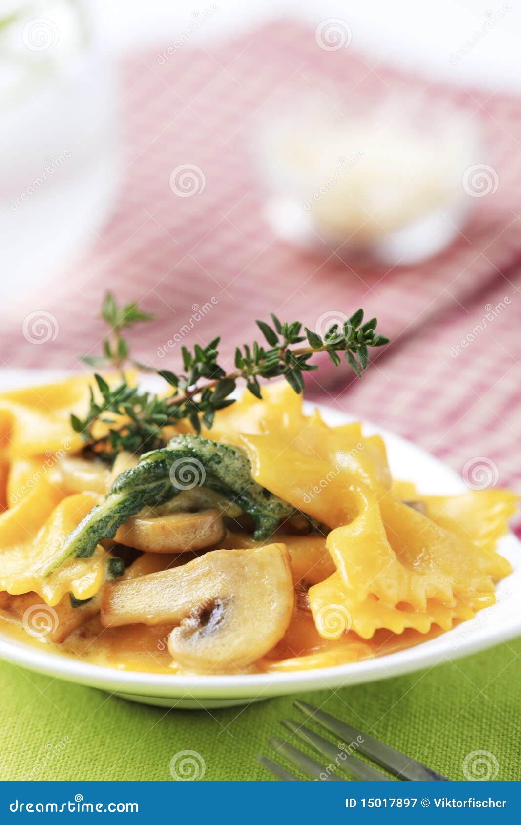 Farfalle mit Pilzen stockbild. Bild von scheiben, nahrung - 15017897 Farfalle mit Pilzen stockbild. Bild von scheiben, nahrung - 15017897