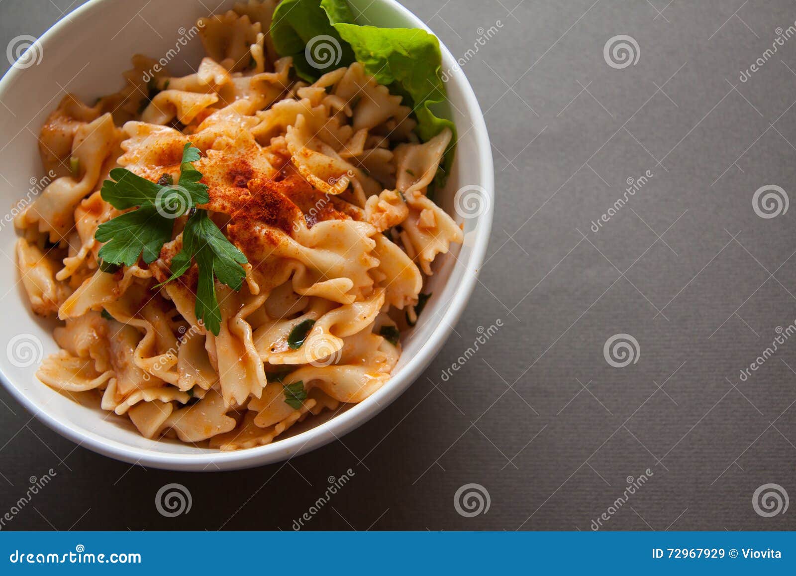 Farfalle mit Tomatensauce stockbild. Bild von sahnig - 72967929