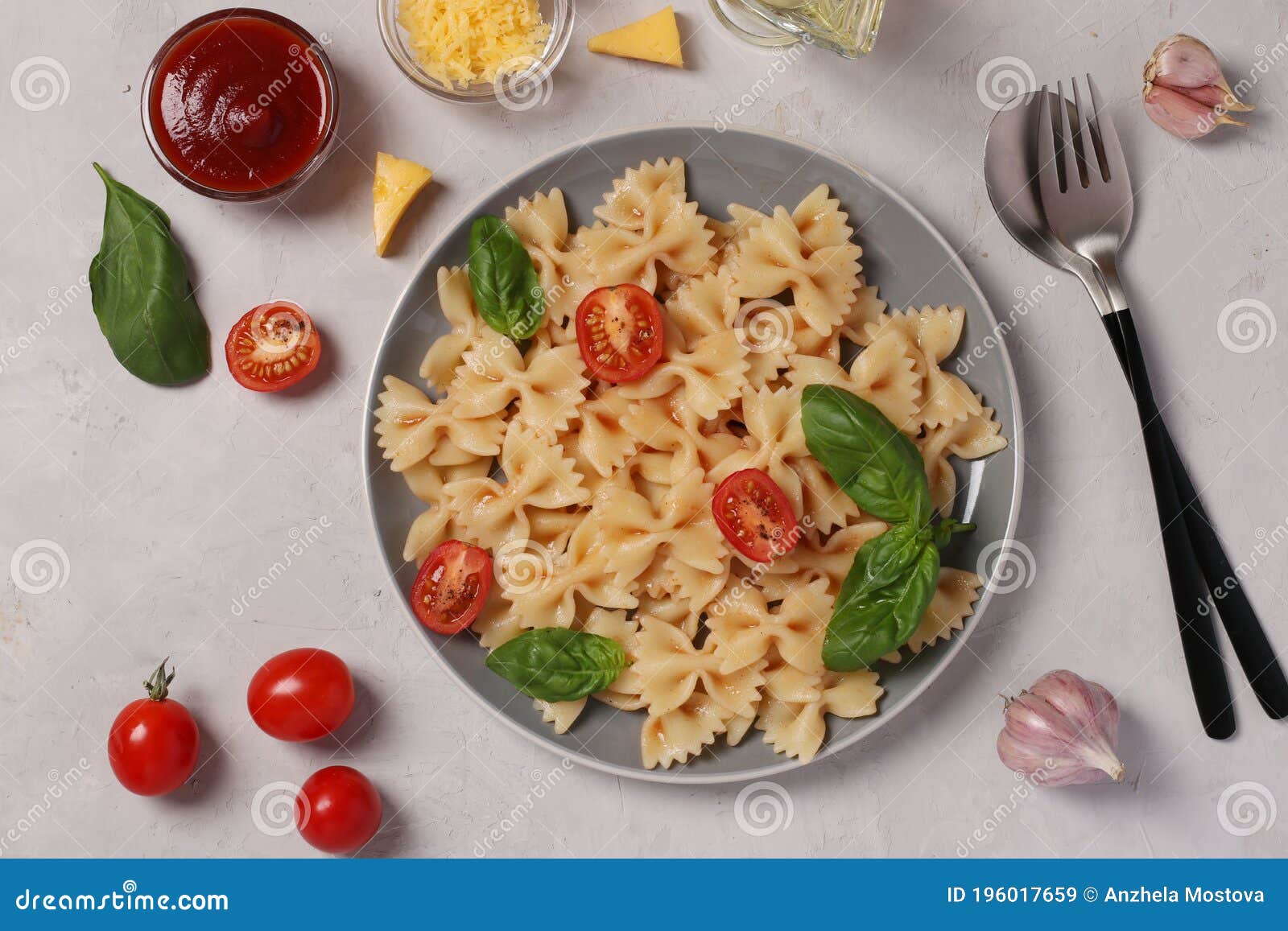 Farfalle Teigwaren Mit Kirschtomaten-Tomatensauce Und Basilikum Auf ...