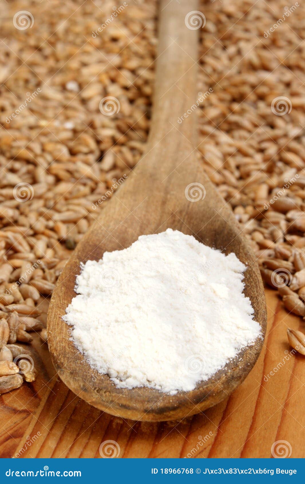 Farina Su Un Cucchiaio E Su Un Granulo Di Legno Fotografia ...