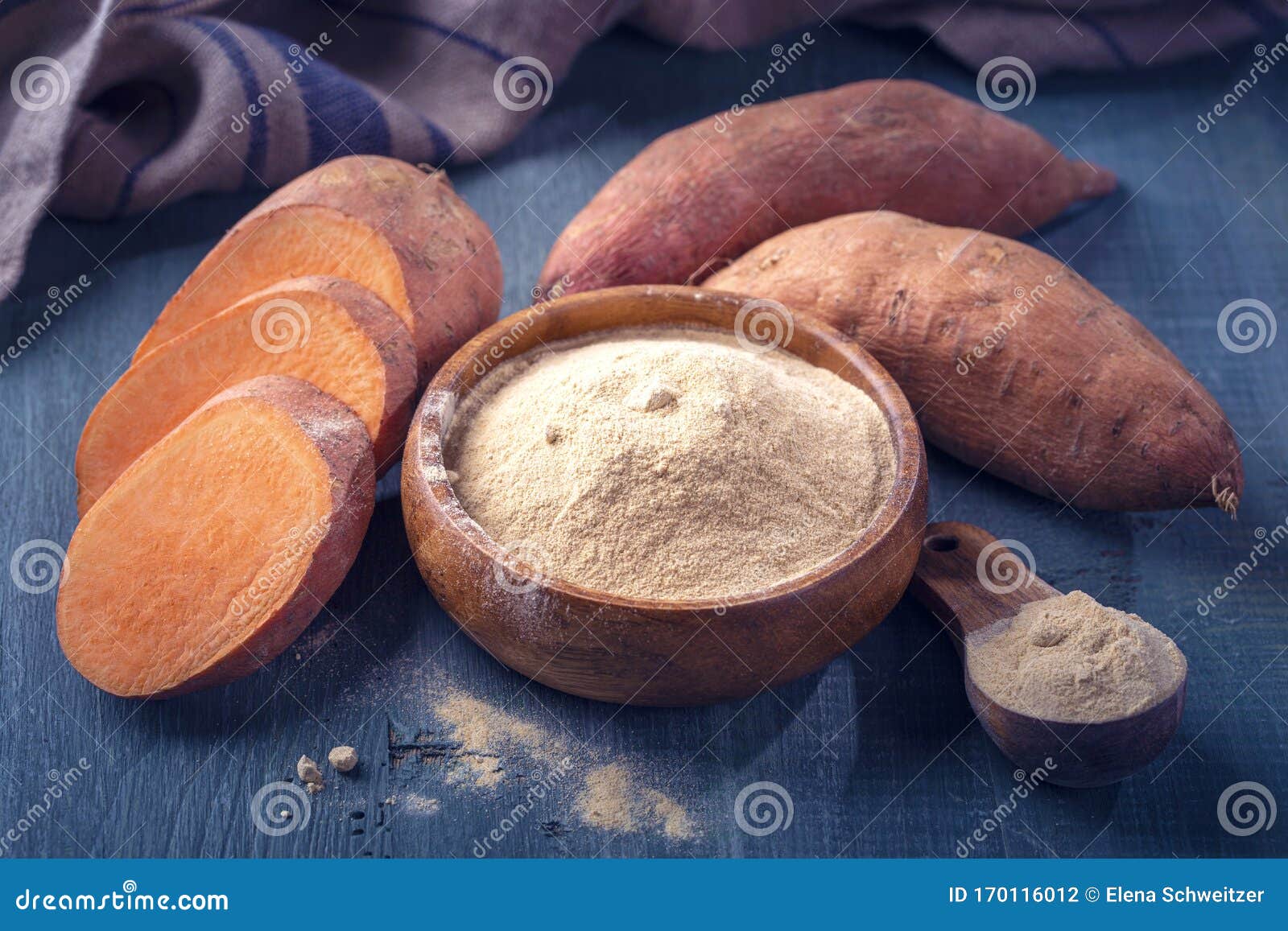 Farine De Patate Douce Dans Un Bol En Bois Photo stock - Image du graines,  organique: 170185980