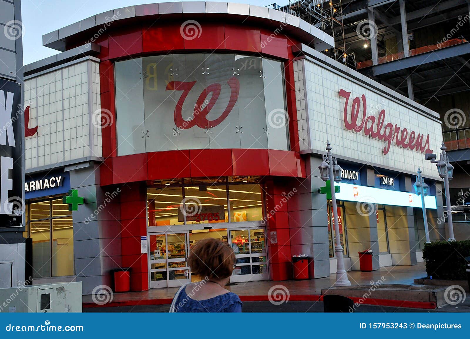 FARMACIA Y CENTRO COMERCIAL WALGREENS Foto de archivo editorial Imagen de turistas