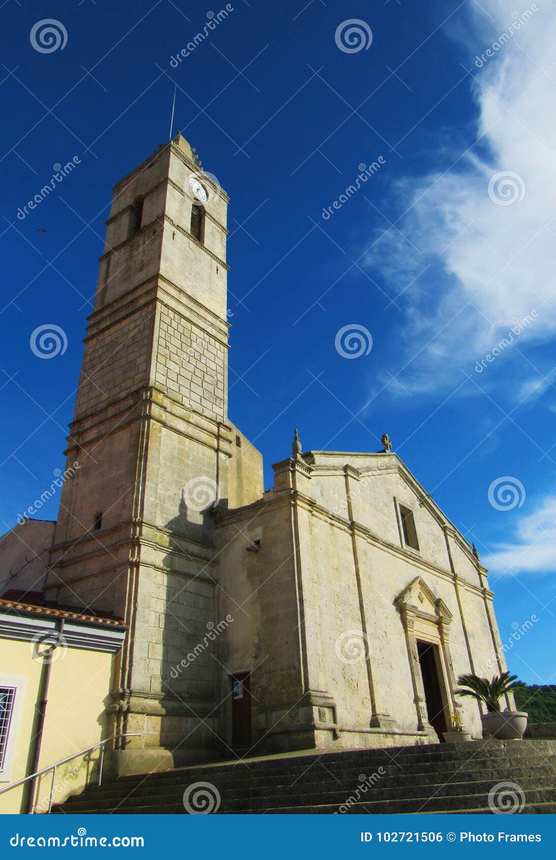 Wejściowy i dzwonkowy wierza farny kościół San Giorgio Semestene, Sardinia -