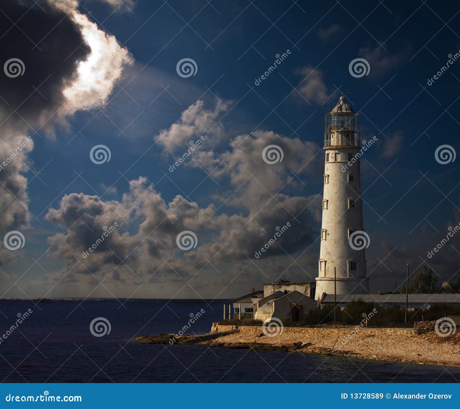 Faro alla notte immagine stock. Immagine di acquavite - 13728589
