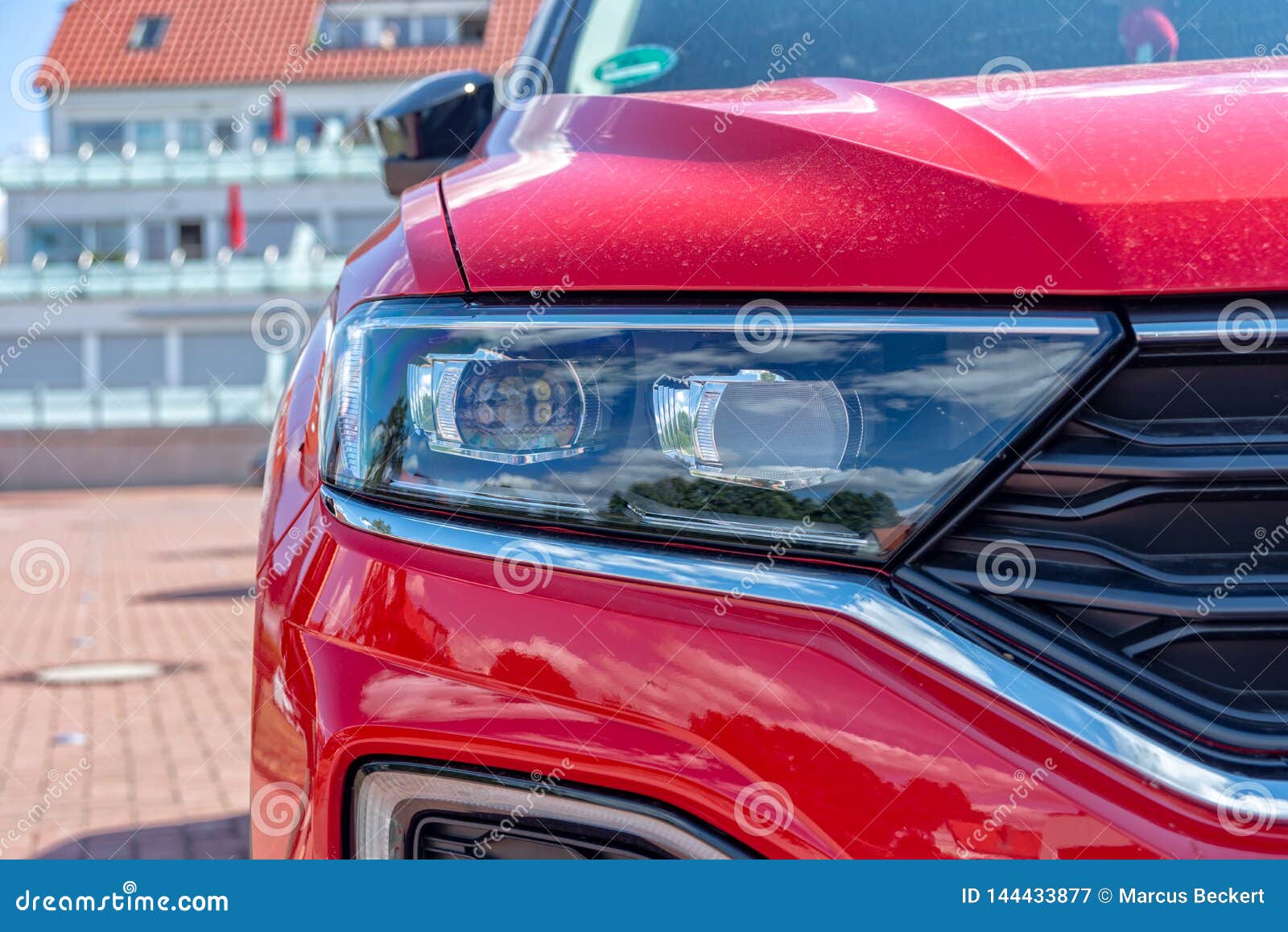 Il faro da Volkswagen rosso SUV