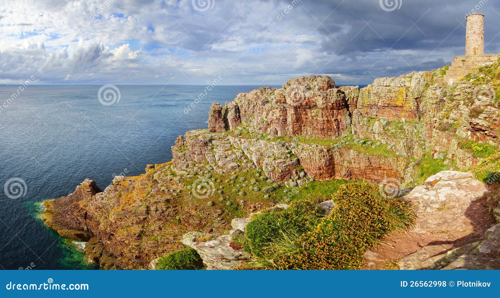 Faro en el casquillo Frehel. Bretaña, Francia. Visión panorámica sobre el casquillo Frehel, Bretaña, Francia