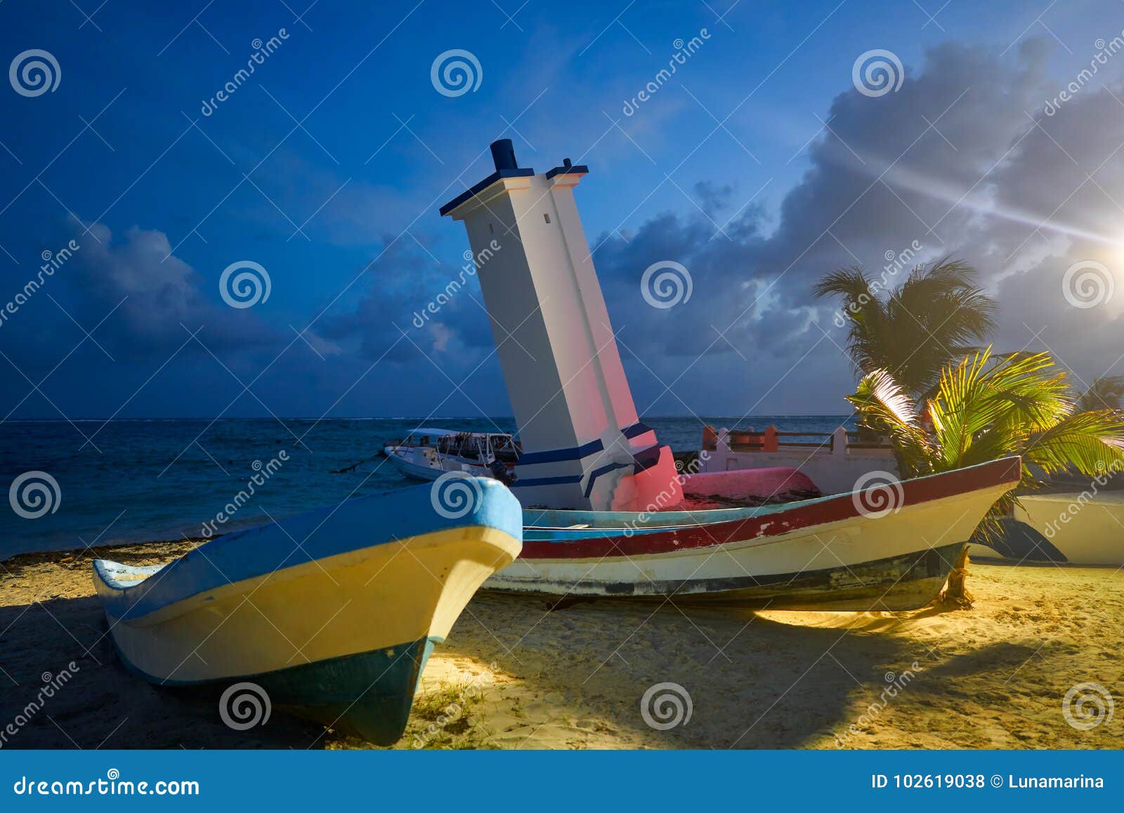 Faro piegato tramonto del Morelos di Puerto. Il tramonto del Morelos di Puerto ha piegato il faro in maya di Riviera del Messico maya