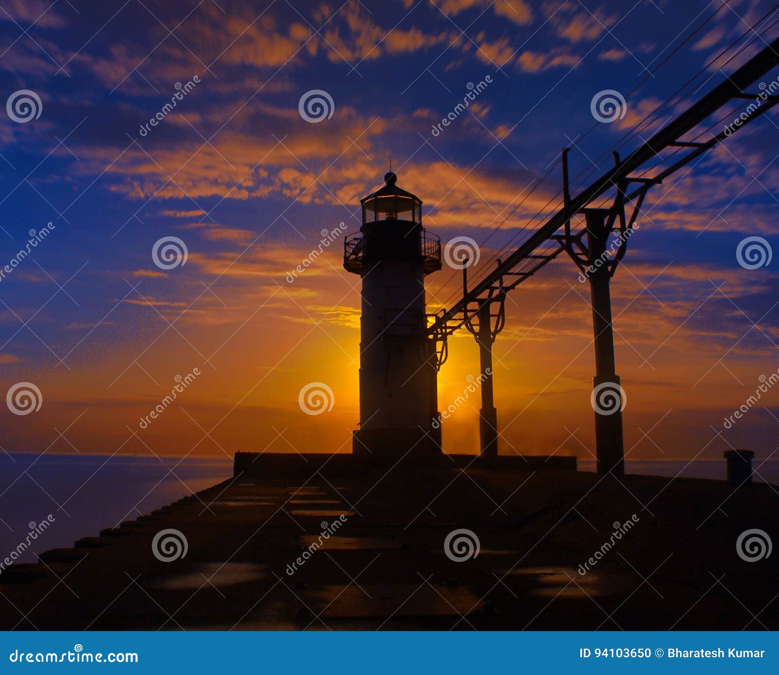 Faro por la tarde con las nubes de oro