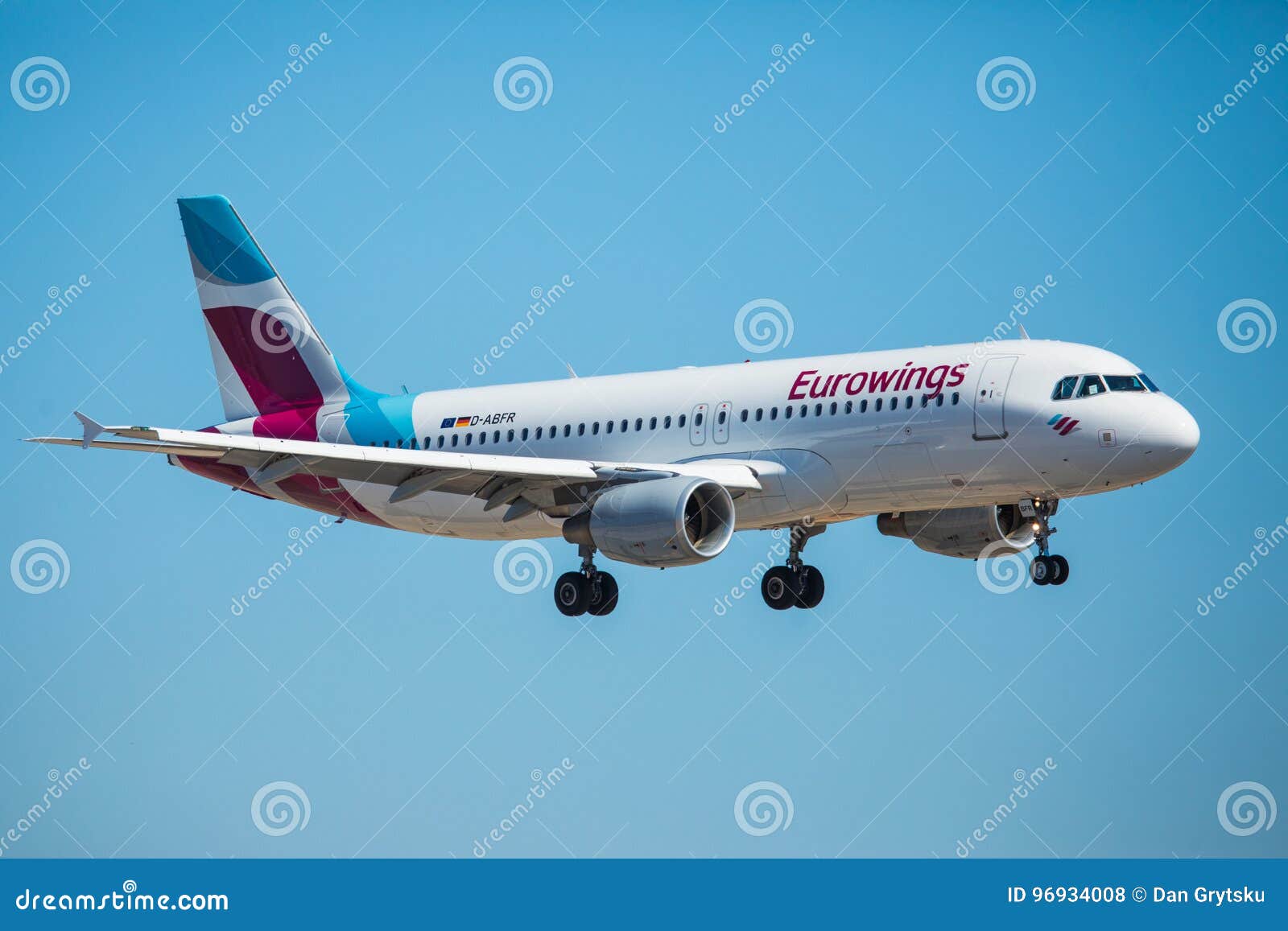 FARO PORTUGALIA, Juny, - 30, 2017: Eurowings lotów samolotu lądowanie na Faro lotnisku międzynarodowym Lotnisko