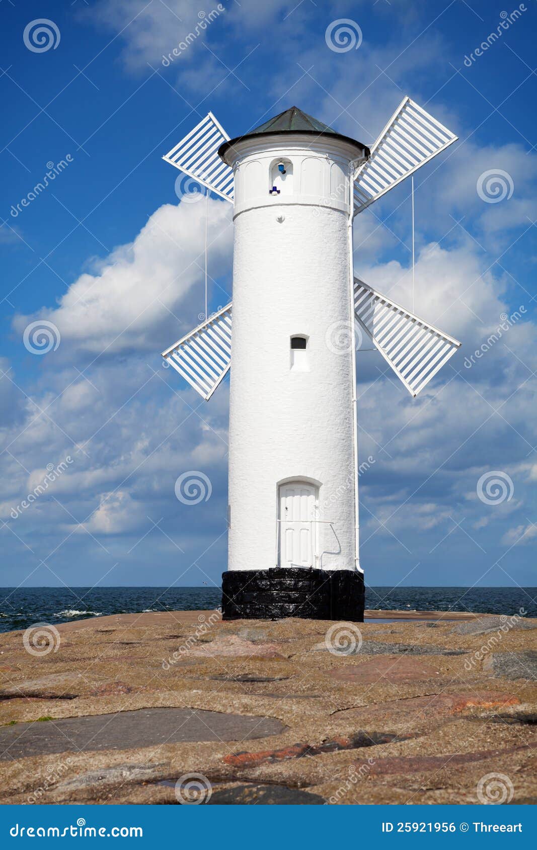 Farol em Swinoujscie. Moinho de vento velho branco em Swinoujscie, mar Báltico do farol, Poland