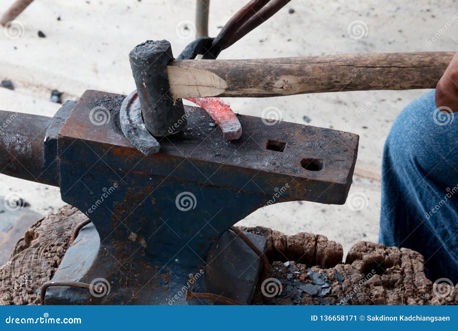 Farrier making horseshoe stock image. Image of mechanic 136658171