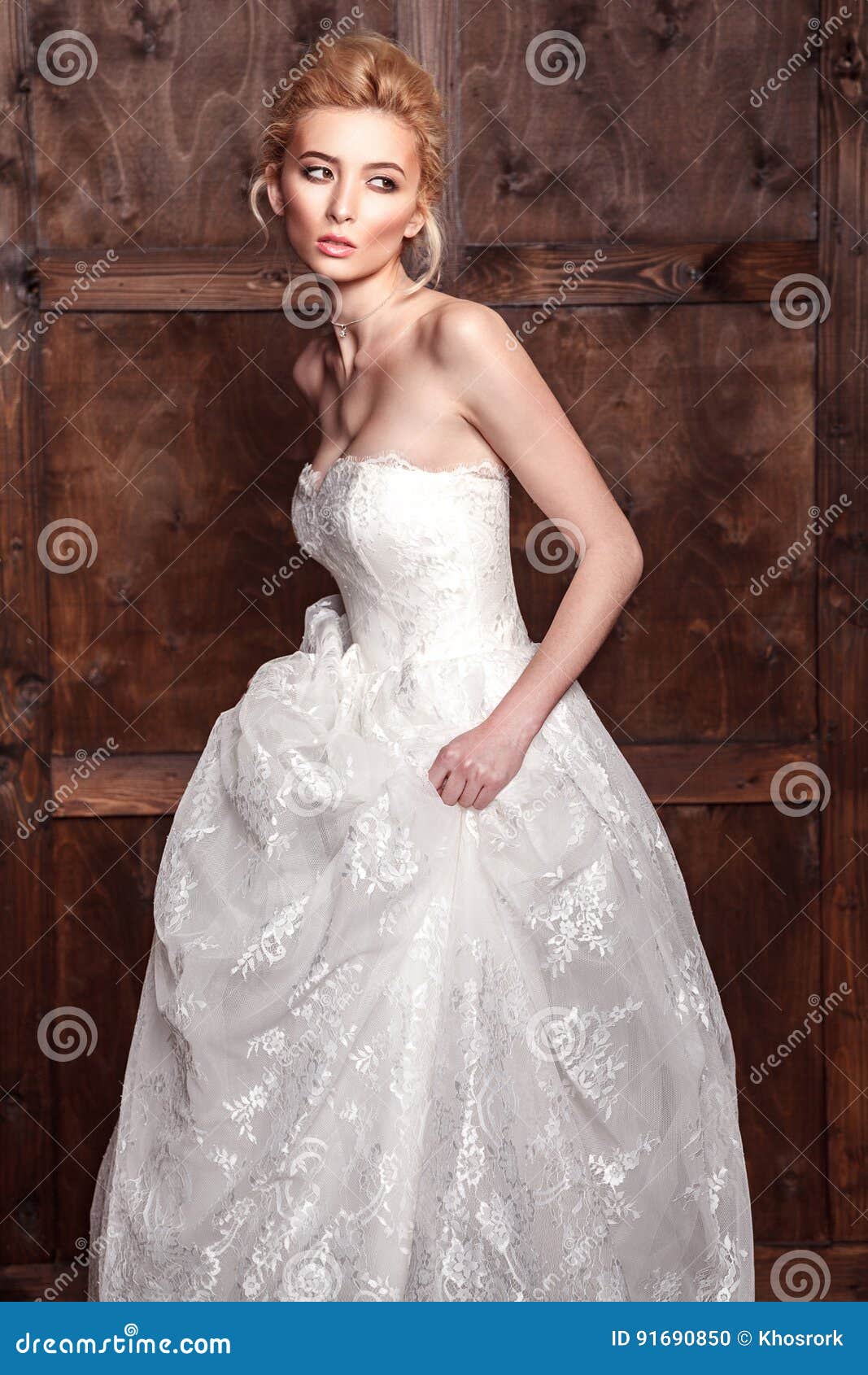 Fashion Beauty Bridal Shooting. Beautiful Fashion Bride in Wedding ...