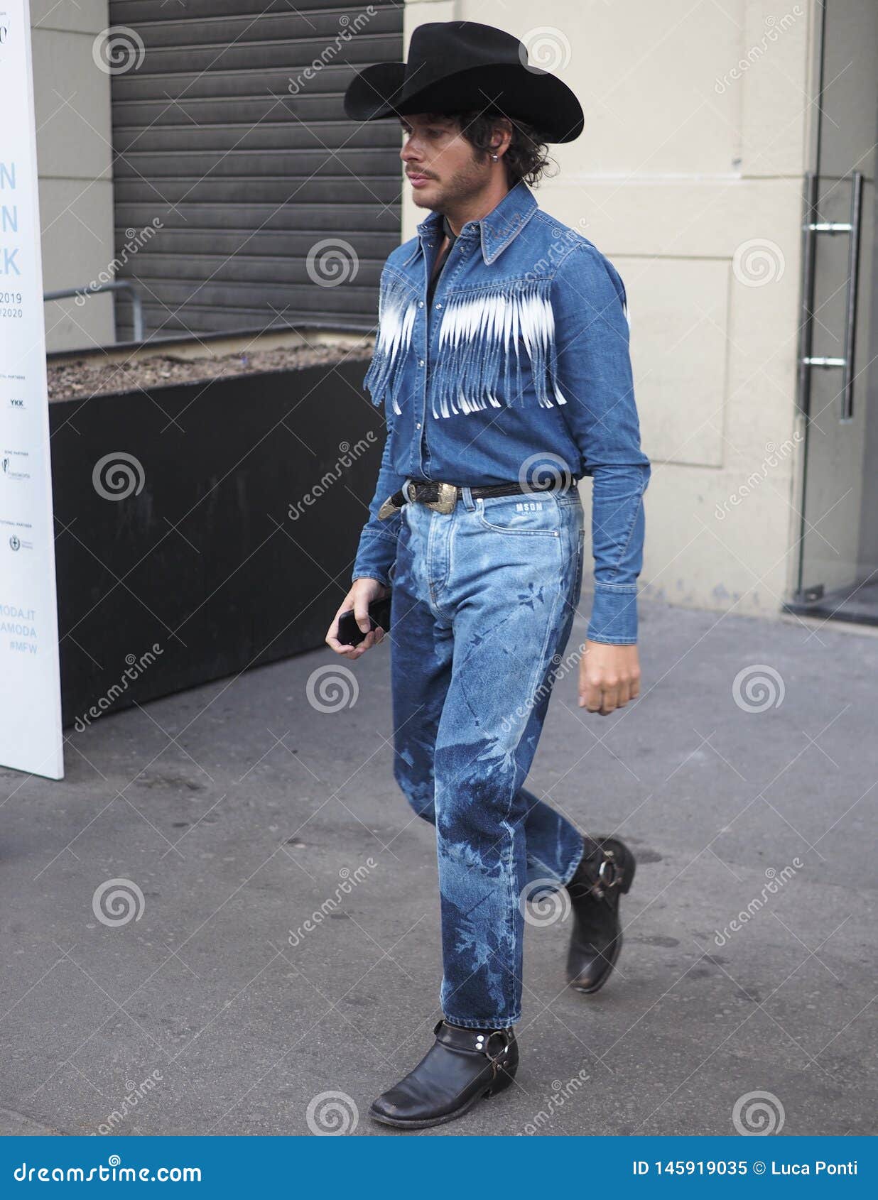 MMILAN, Italy: 19 Januray 2019: Fashion Blogger Street Style Outfit ...