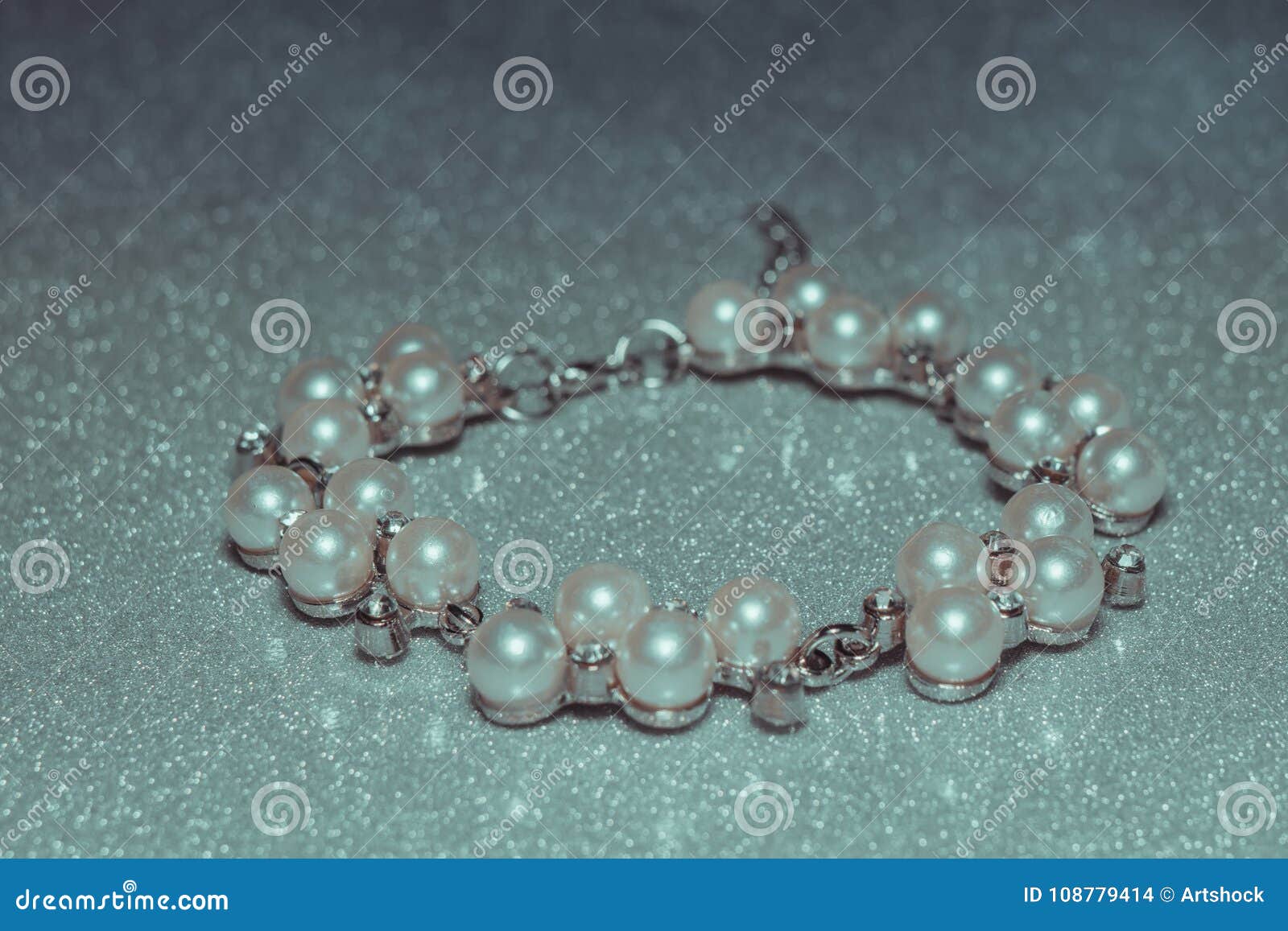 Discover 112+ fake pearl bracelet latest