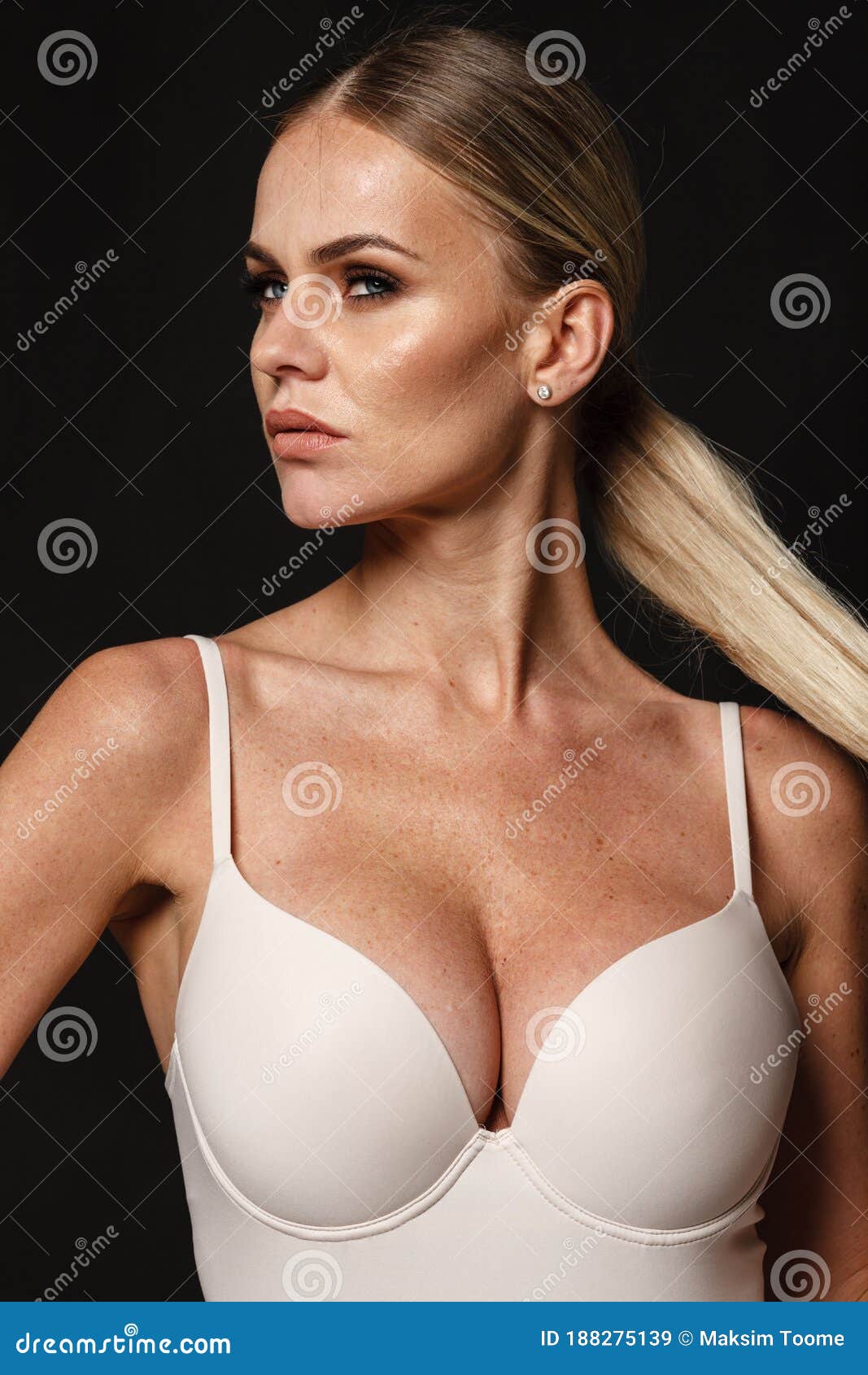 Foto de Studio portrait of sexy beautiful girl in underwear
