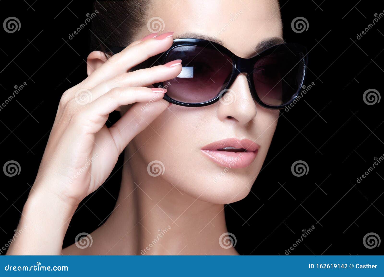 Fashion Model Girl with Nude Makeup and Big Sunglasses. Close Up Beauty ...
