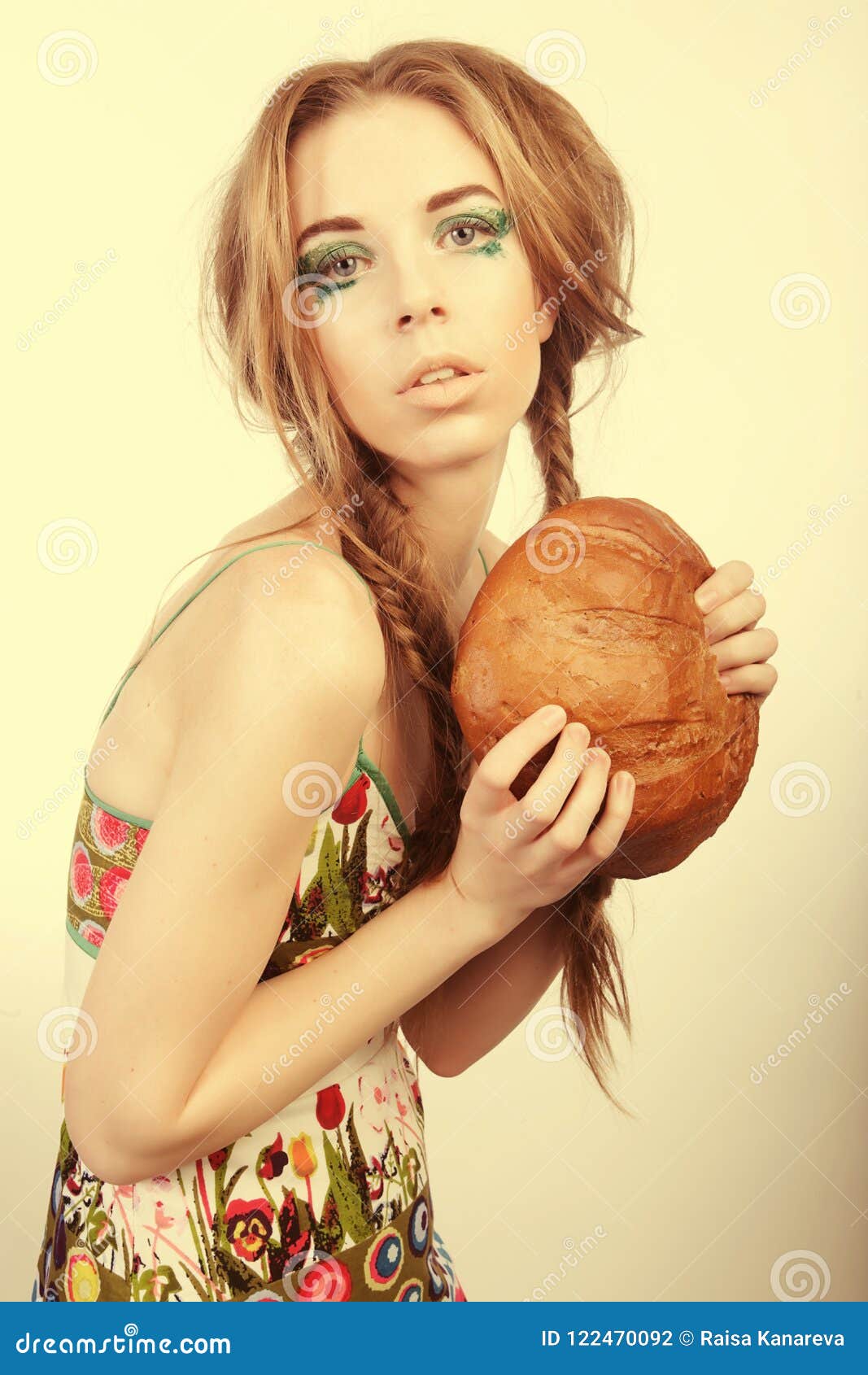 fashion-model-posing-bread-122470092.jpg