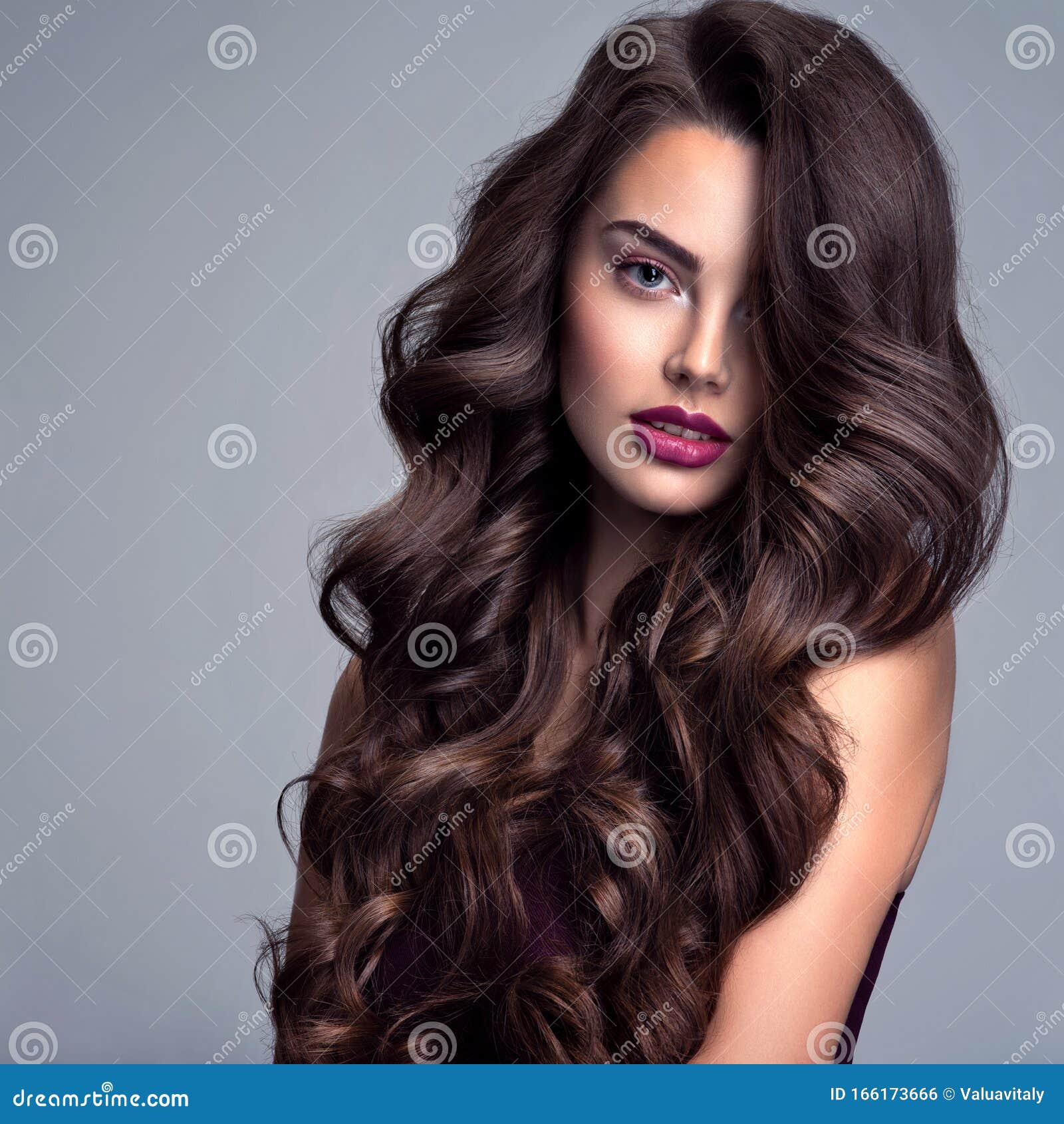 Face of a Beautiful Woman with Long Brown Curly Hair. Fashion Model with Wavy  Hairstyle. Attractive Young Girl with Curly Hair Stock Photo - Image of  model, brown: 166173666