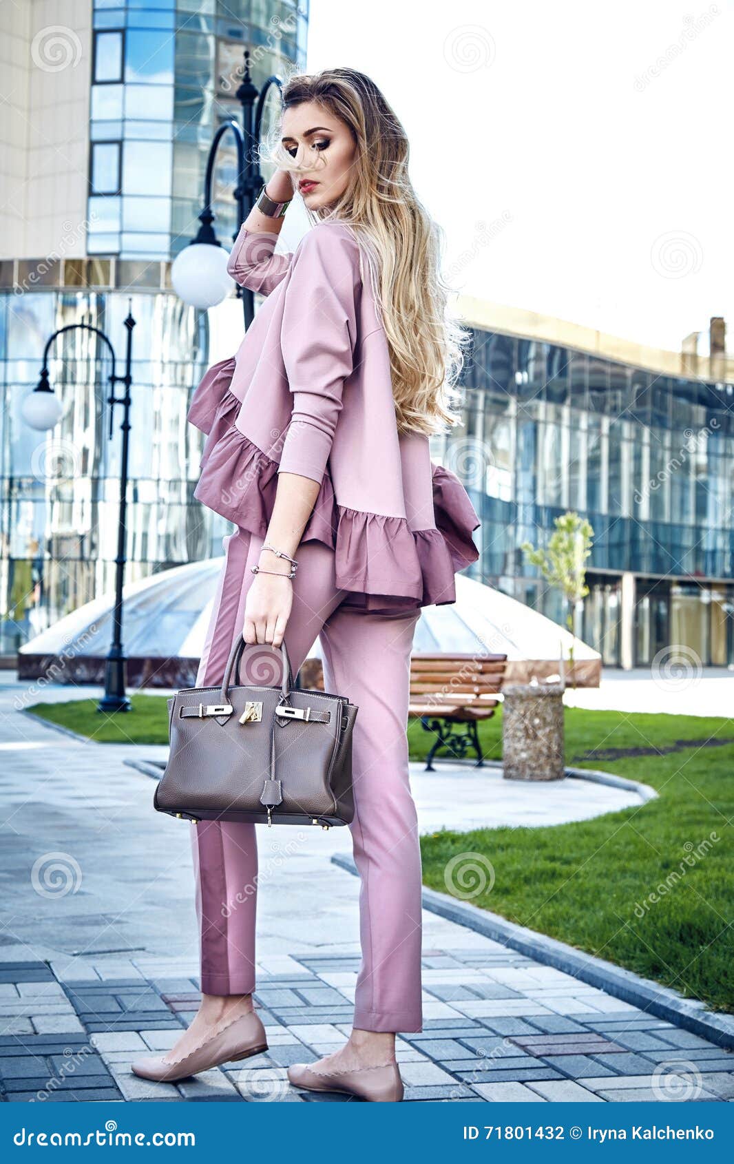 fashion street style look casual clothes for businesswoman