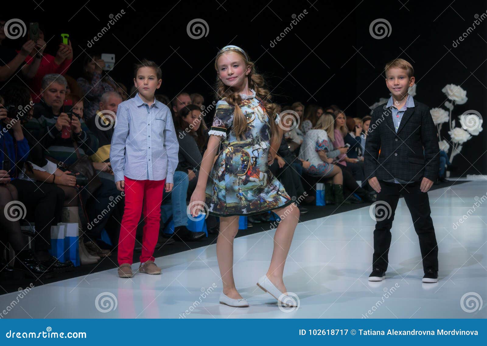 Fashion in Moscow 2017. the FASHION for CHILDREN SPAIN/LA MODA PARA NIÑOS SPAIN. - Image of looking, modern: 102618717