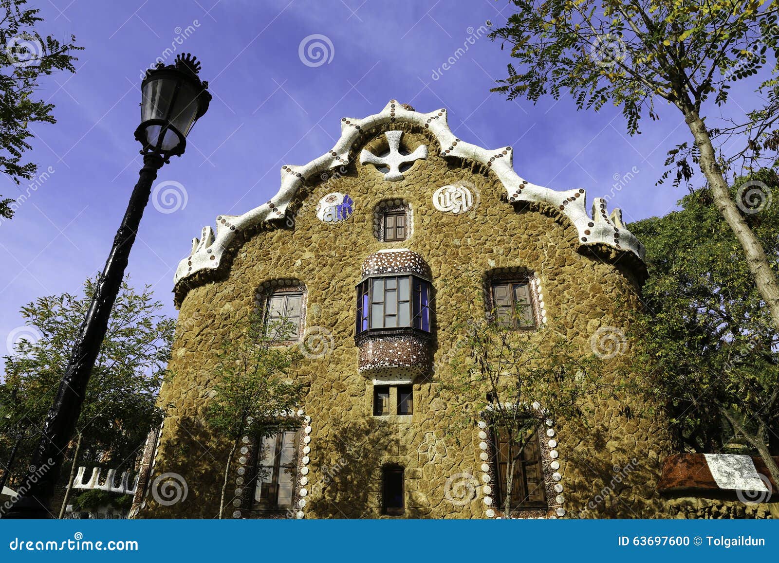 fassadenansicht von lebkuchen haus des architekten gaudi im park guell barcelona spanien 63697600