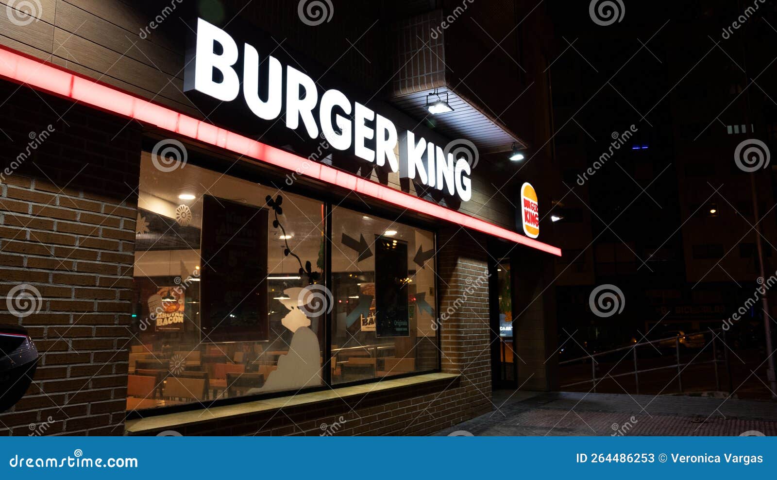 Madrid, Spain December 17 2022 Fast Food Establishment Open at Night