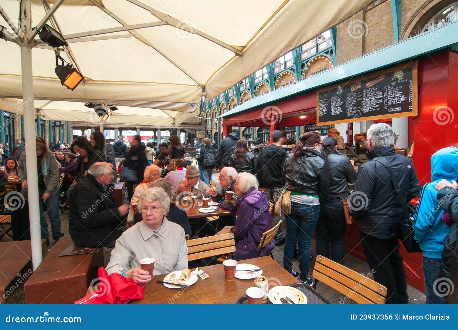 A Fast Lunch in Covent Garden Editorial Photo - Image of baked, people