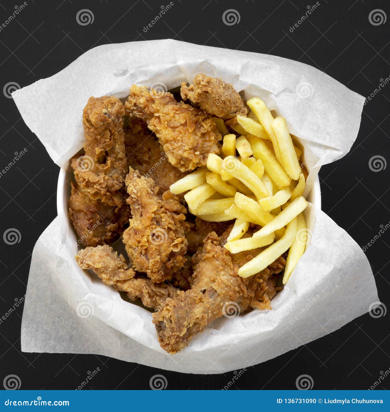 Fígado De Frango Frito Em Um Prato Na Mesa. Foto Royalty Free, Gravuras,  Imagens e Banco de fotografias. Image 48295404