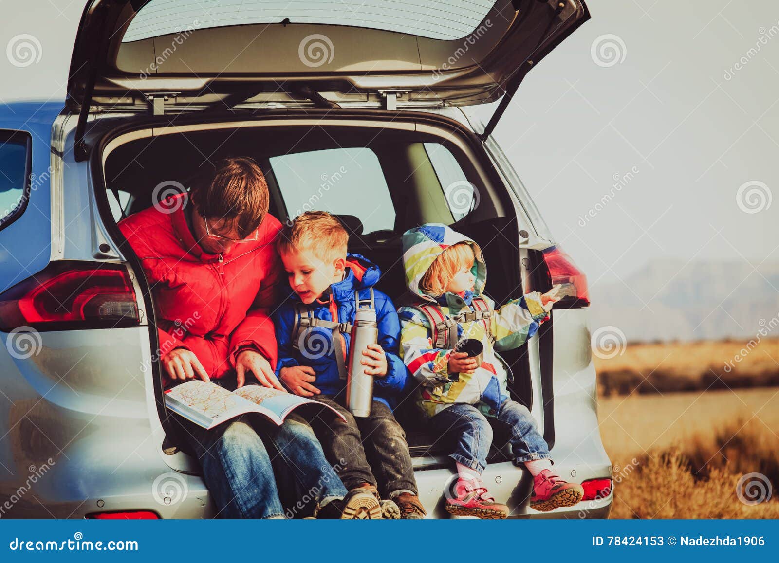 Семья отправляется в путешествие на машине