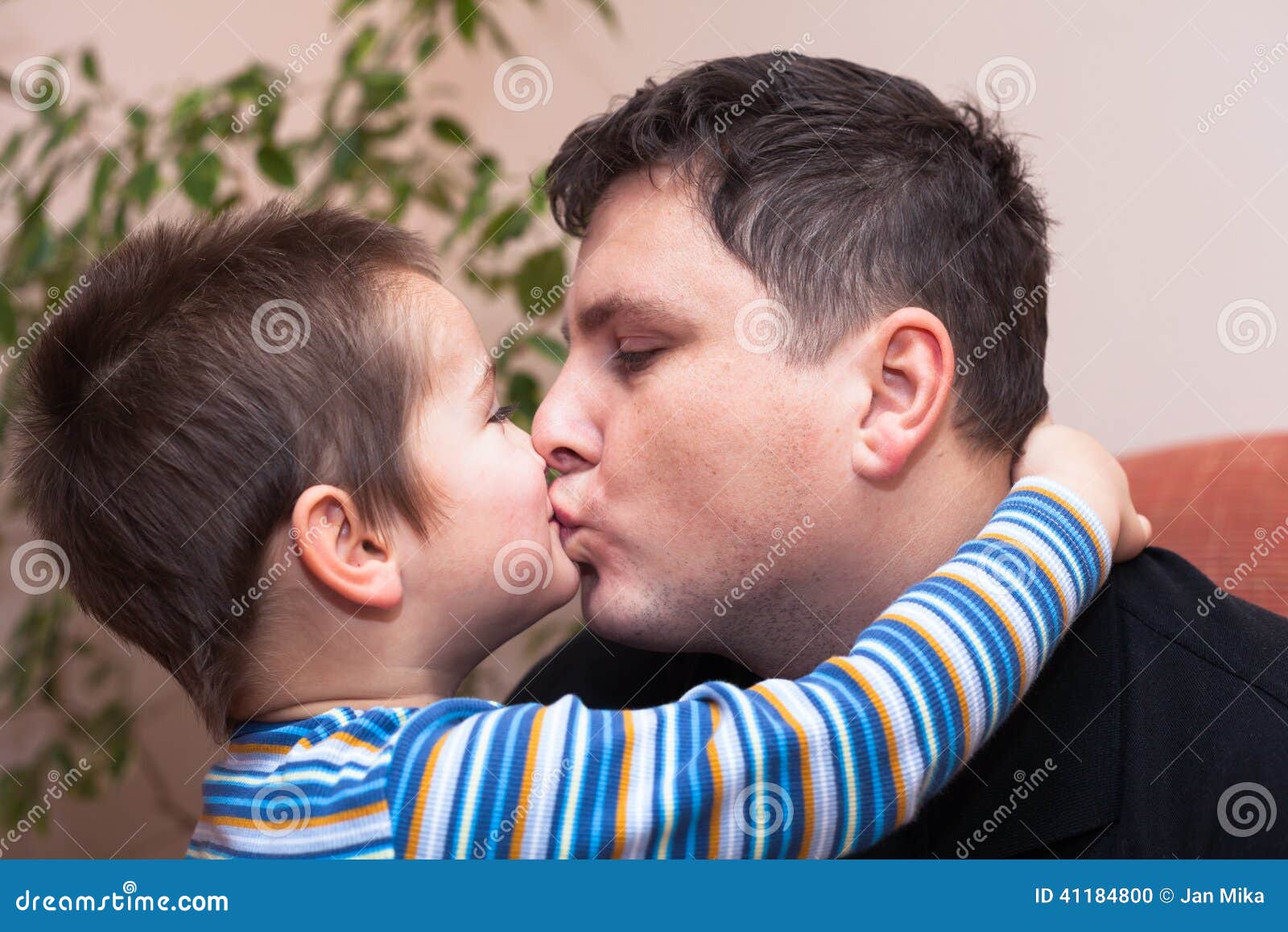 Сын возбудил отца. Мужчина целует ребенка. Поцелуй папу. Мальчик целует отца. Папа целует сына.