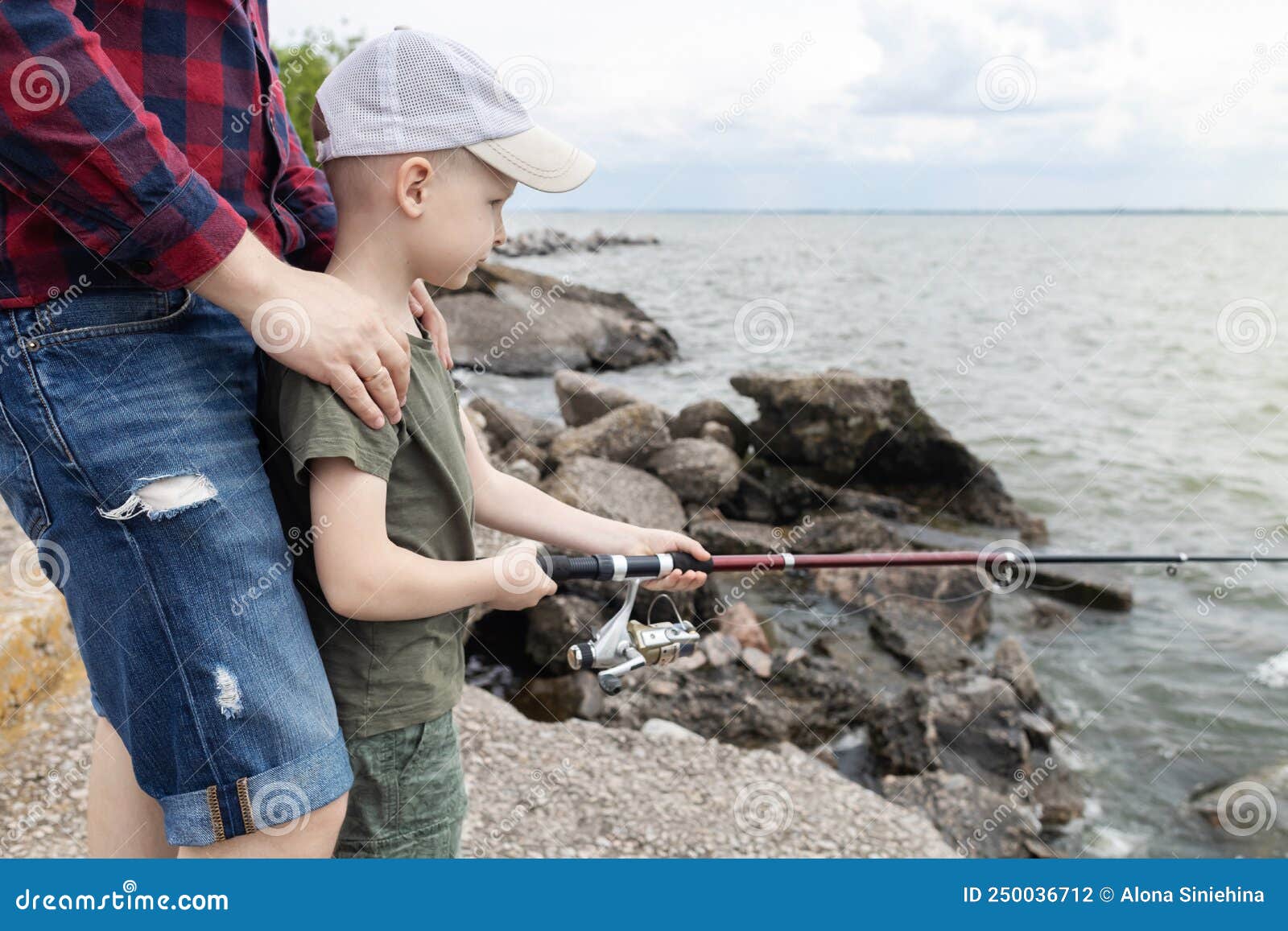 Father and Son Fishing. Dad Shows His Son How To Hold the Spinning and Spin  the Reel. Fishing Training on a Pond or River. Caring Stock Photo - Image  of lifestyle, pond