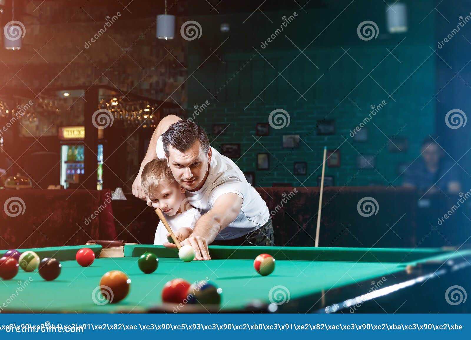 Billiard game online training course, woman playing billiards