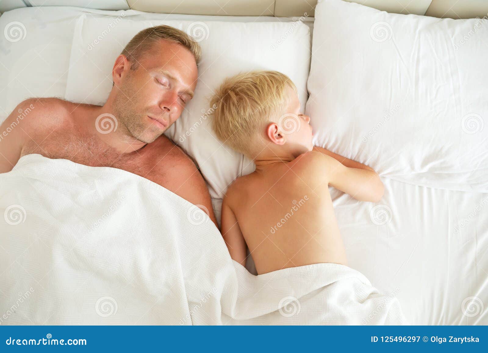 Массаж папа сыну. Отец и сын спят одинаково. Father and son Sleep. Father and son Kiss on Bed.