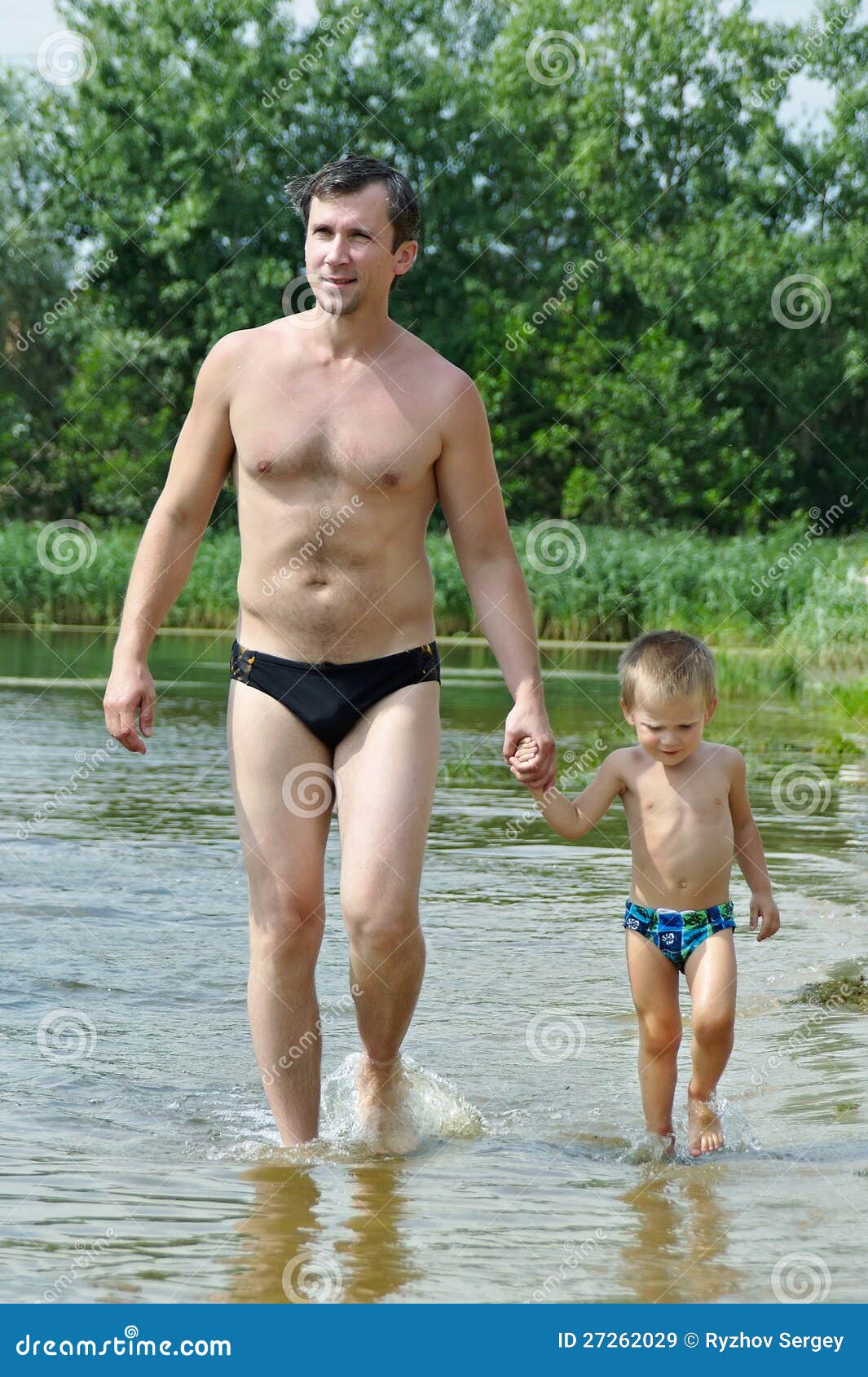 Папа сын в ванной. Голенькая с папой на пляже. Голое семейное фото с сыном.