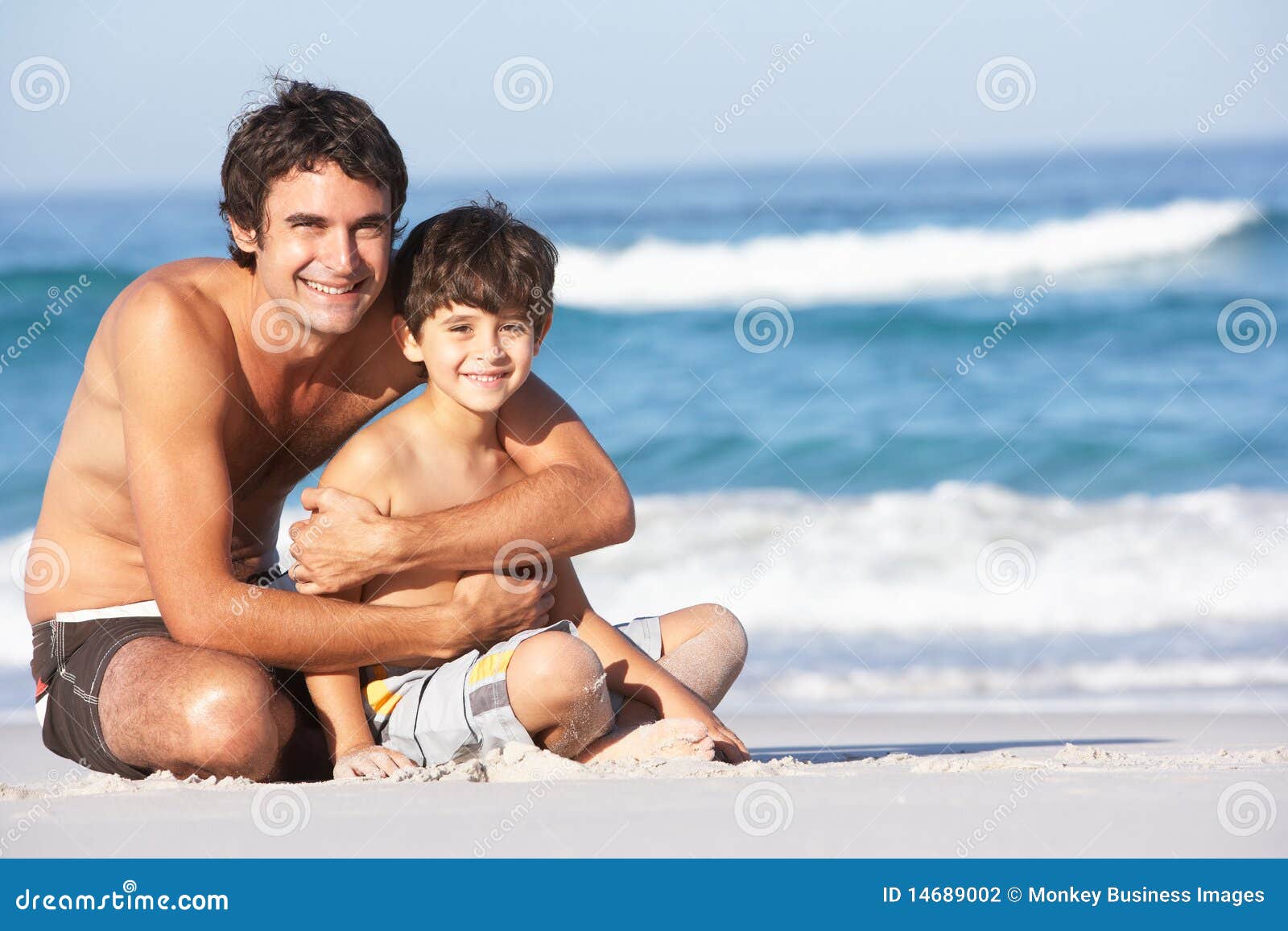 Папа сын в ванной. Фотосессия отец и сын на пляже. Папа на пляже на песке. Папа сын на берегу моря. Мальчик с папой на пляже.