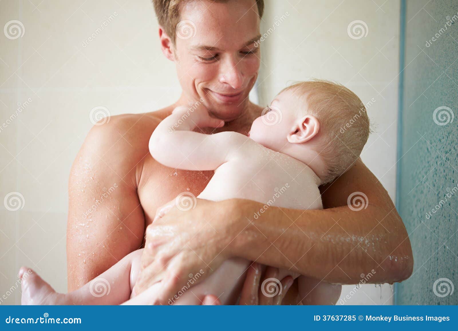 Father son Shower. Father son Shower noodlemagazine. Молодой сын в душе