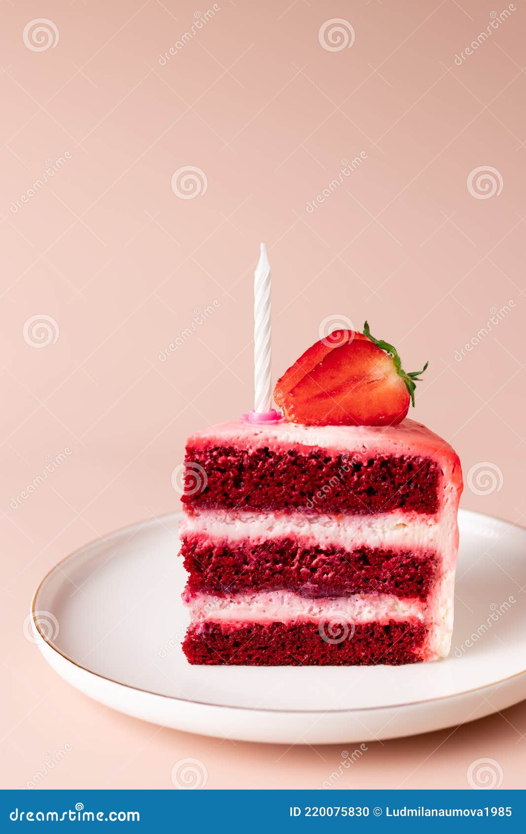 Bolo de aniversário de veludo vermelho lindo decorado com rosas