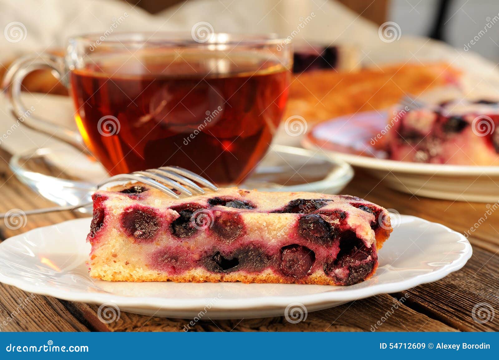 Fatia De Torta Da Amora-preta Na Placa Branca Com O Copo Do Chá Preto  Imagem de Stock - Imagem de fundo, torta: 54712609
