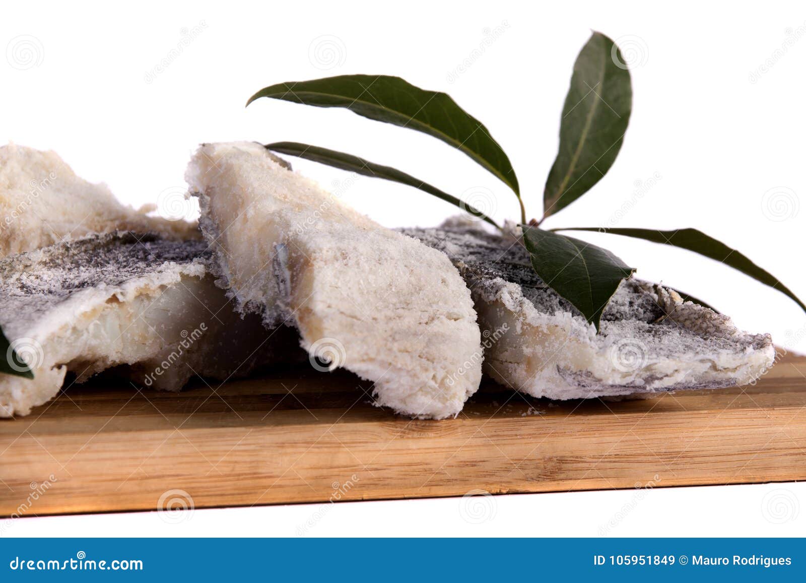 Fatias de bacalhau salgado imagem de stock. Imagem de alimento 105951849