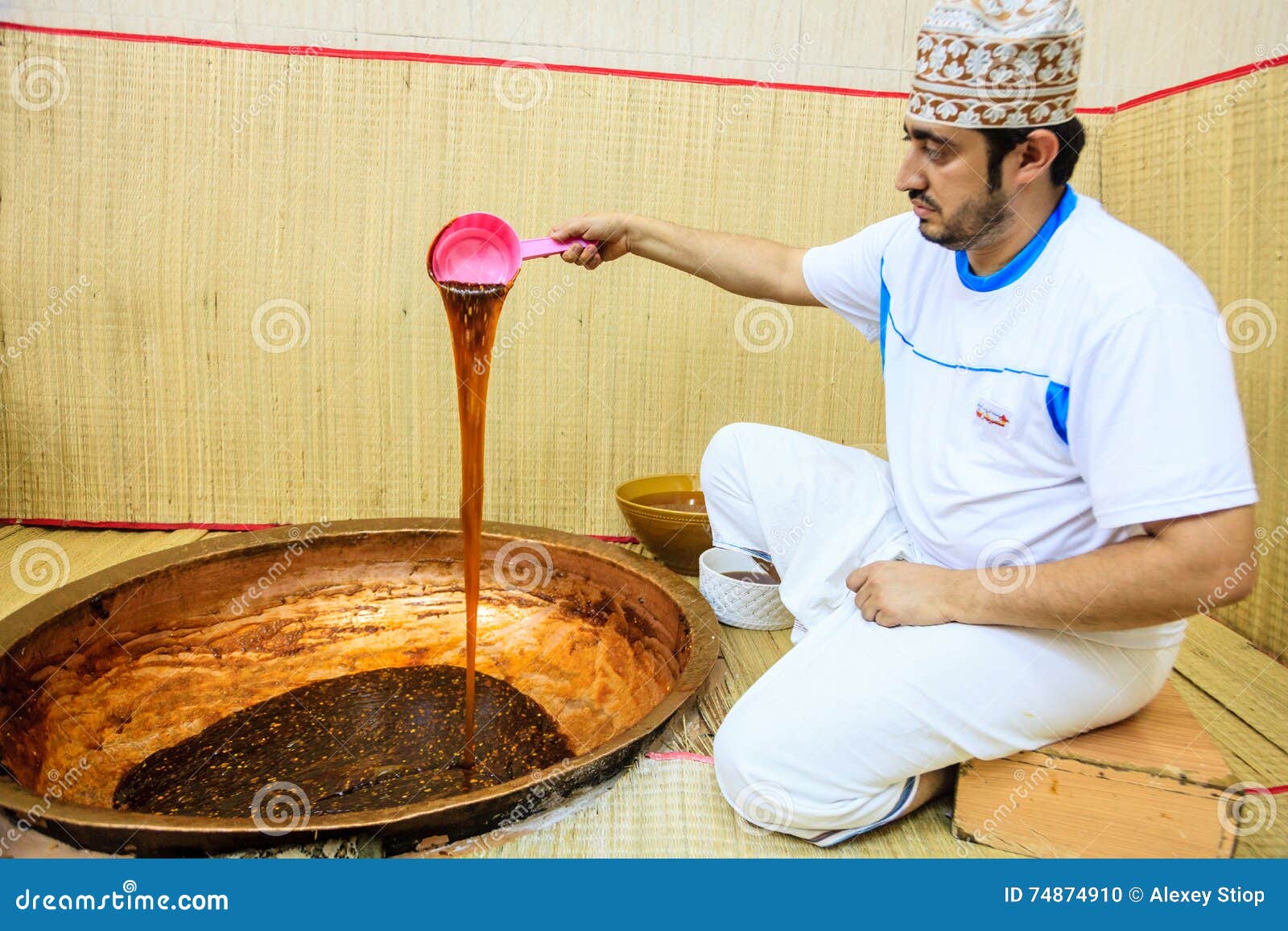 Fatura do halwa omanense imagem editorial. Imagem de pessoa 74874910