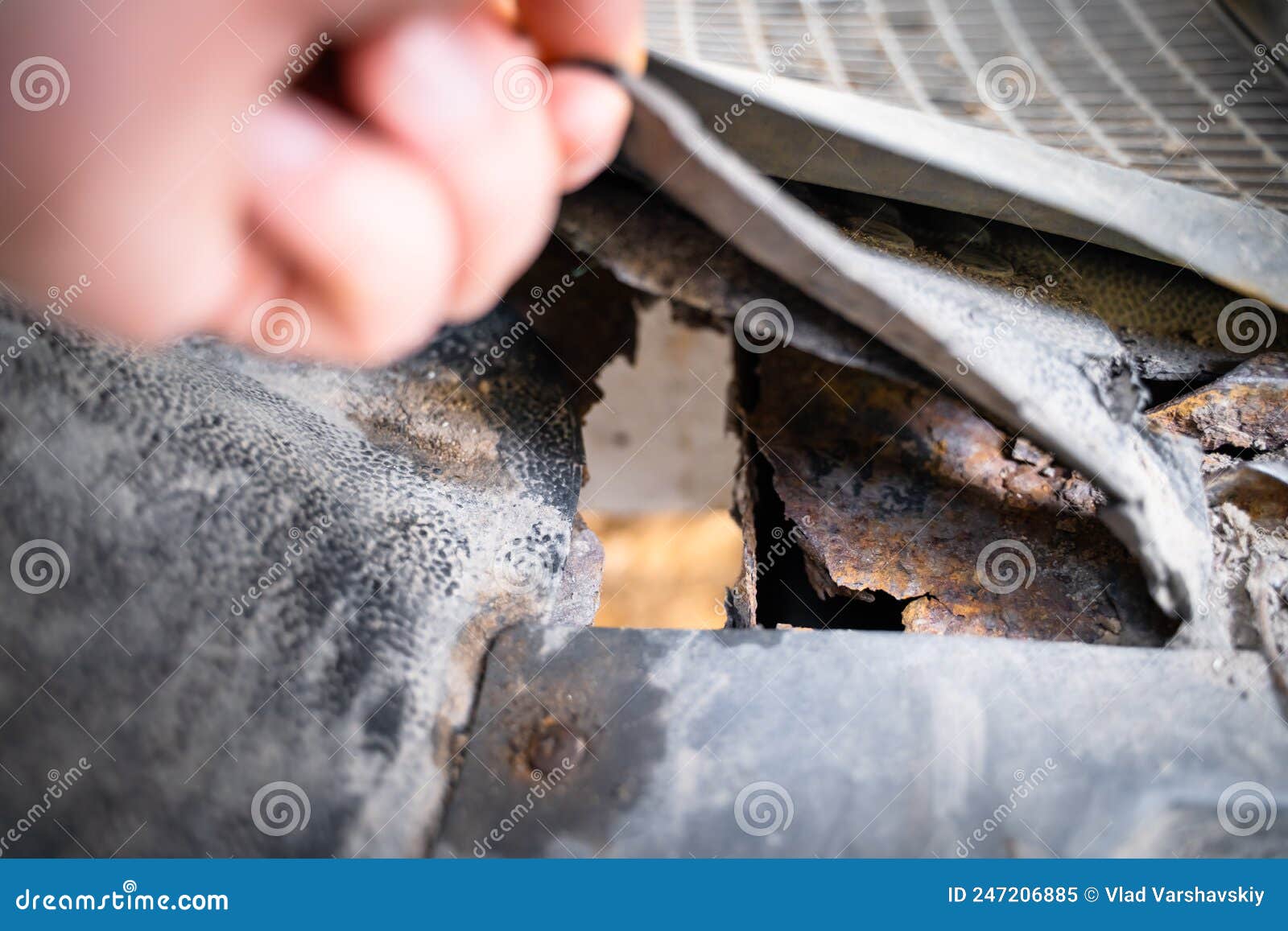 Fauler Boden Unter Dem Teppich Im Auto. Die Hand Hebt Die Bodenmatte Im Auto.  Loch in Der Nähe Des Geruhten Bodens Stockbild - Bild von winter, metall:  247206885