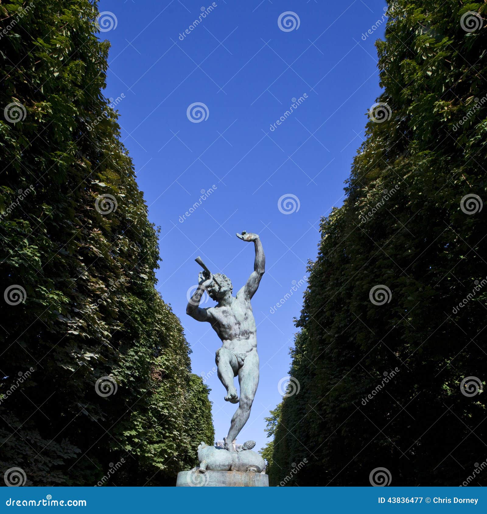 faune dansant sculpture in jardin du luxembourg