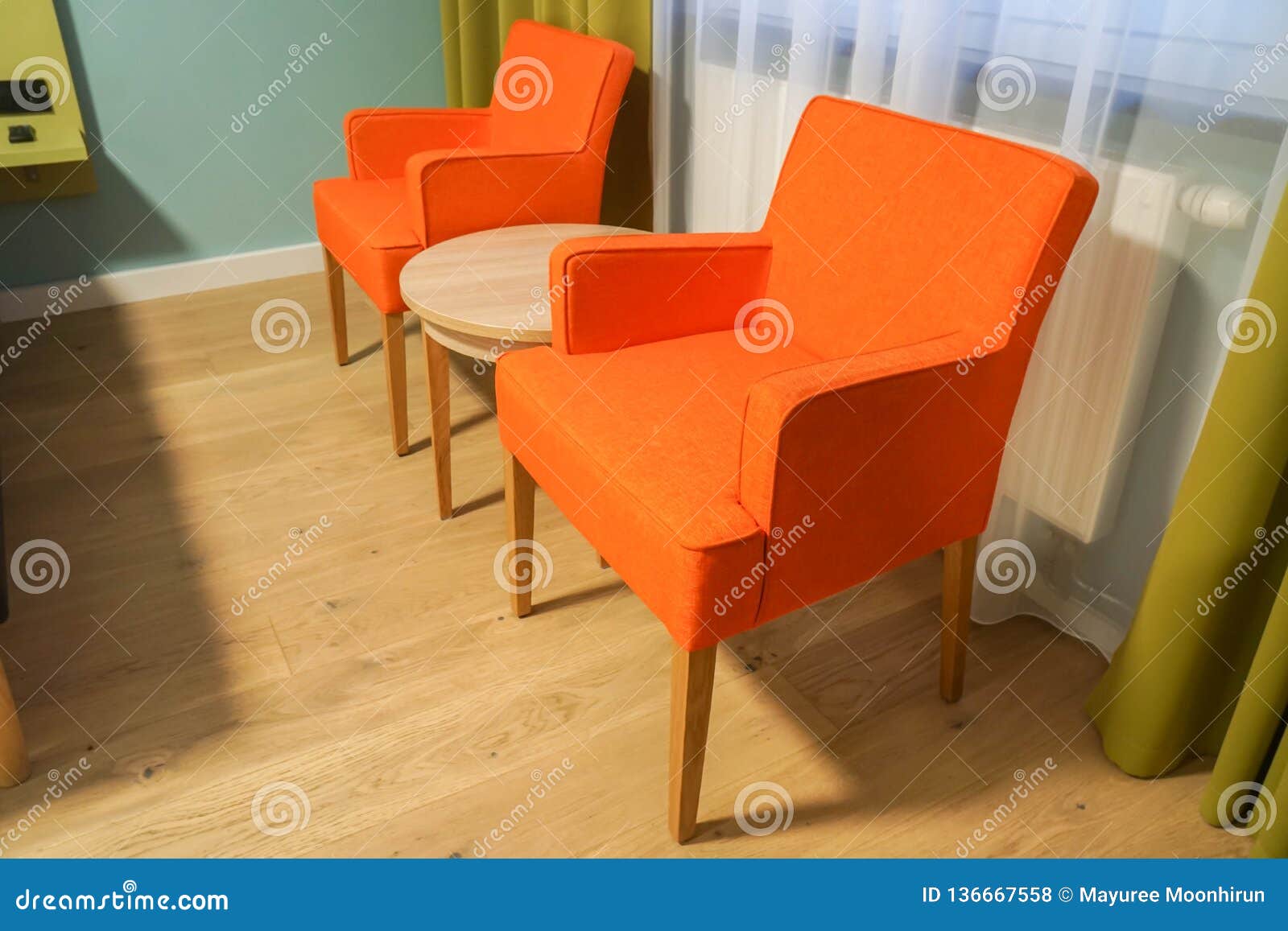 Fauteuil Orange Lumineux Dans La Chambre à Coucher D'hôtel Photo stock -  Image du maison, fauteuil: 136667558