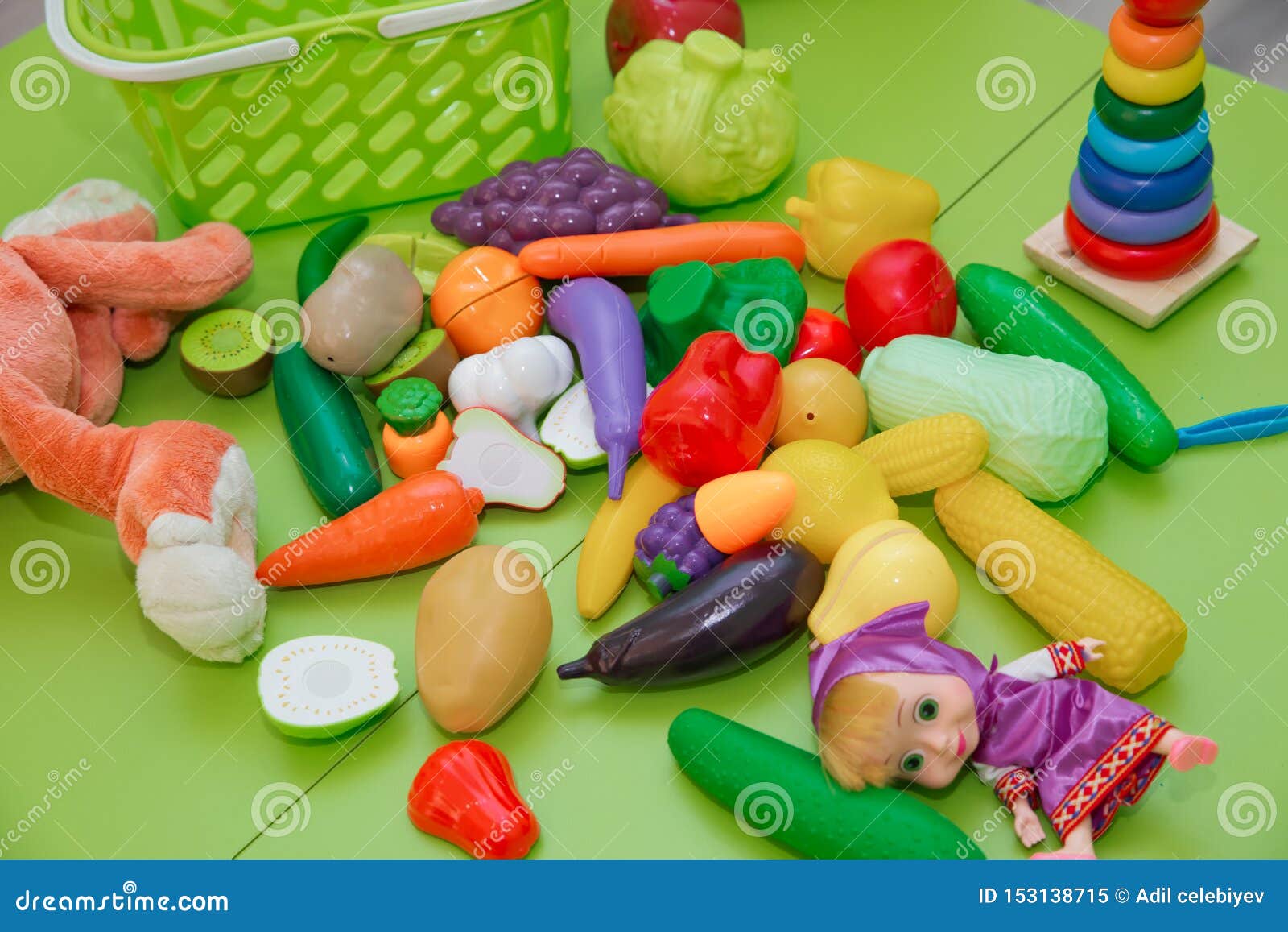 Faux Fruits Et Légumes Jouets En Plastique Pour Enfants Sous Forme De Fruits  Et Légumes Fruits De Jouets Et Herboristerie Image stock - Image du  ingrédient, sain: 153138715