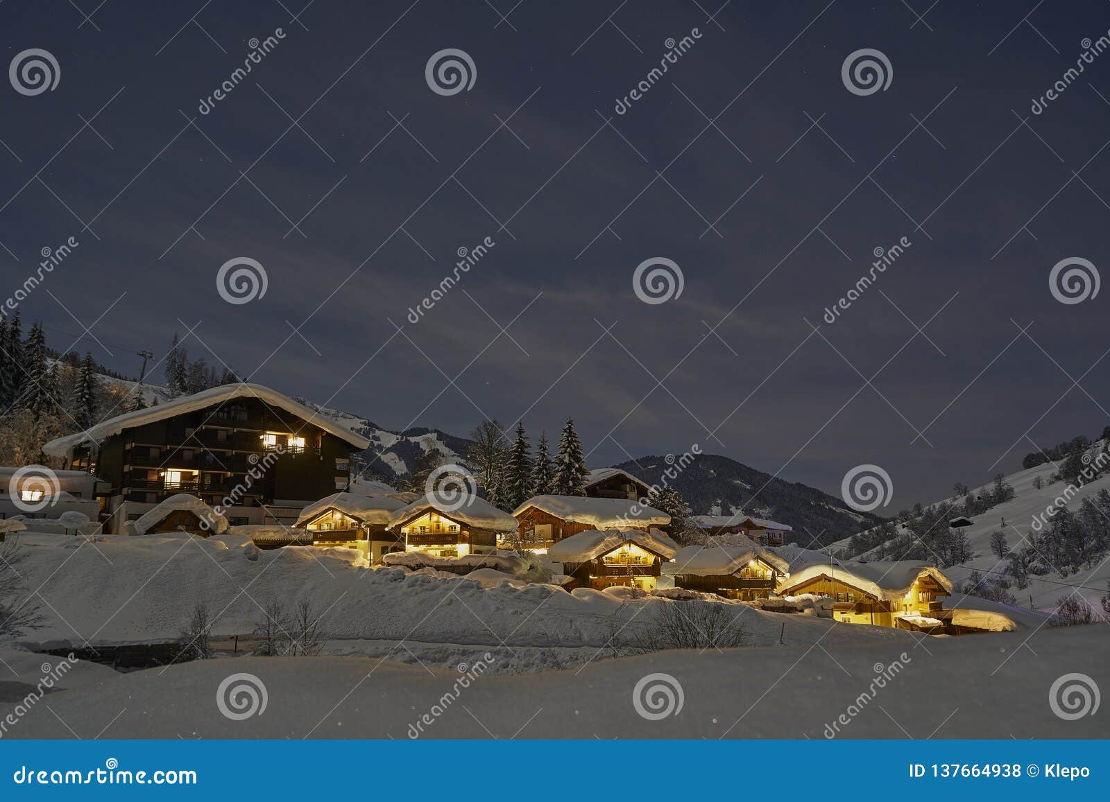 Favola Di Notte Di Inverno Della Luna Piena Case Sotto Neve Fotografia Stock Immagine Di Montagna Natale