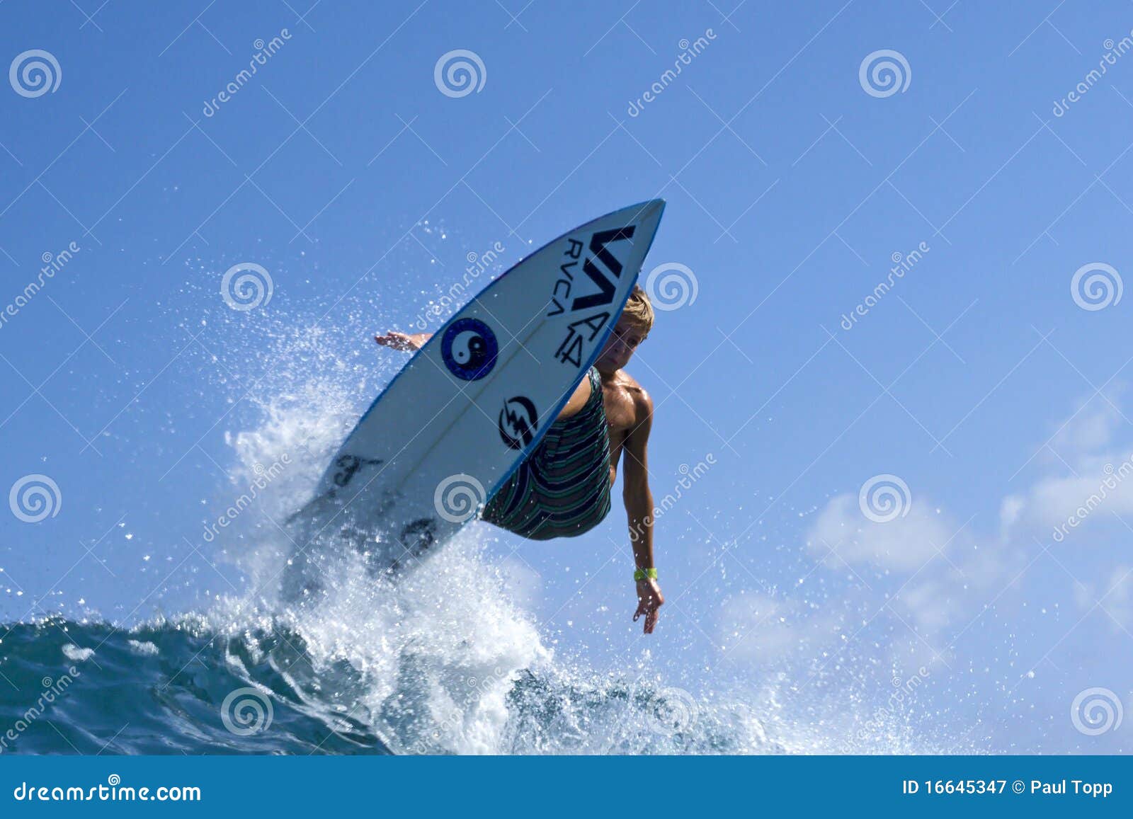 Favorable persona que practica surf Kalani David que practica surf en el Backdoor. Estrella adolescente de la resaca, Kalani David que practica surf en el Backdoor encendido en la orilla del norte de Oahu, en Hawaii.