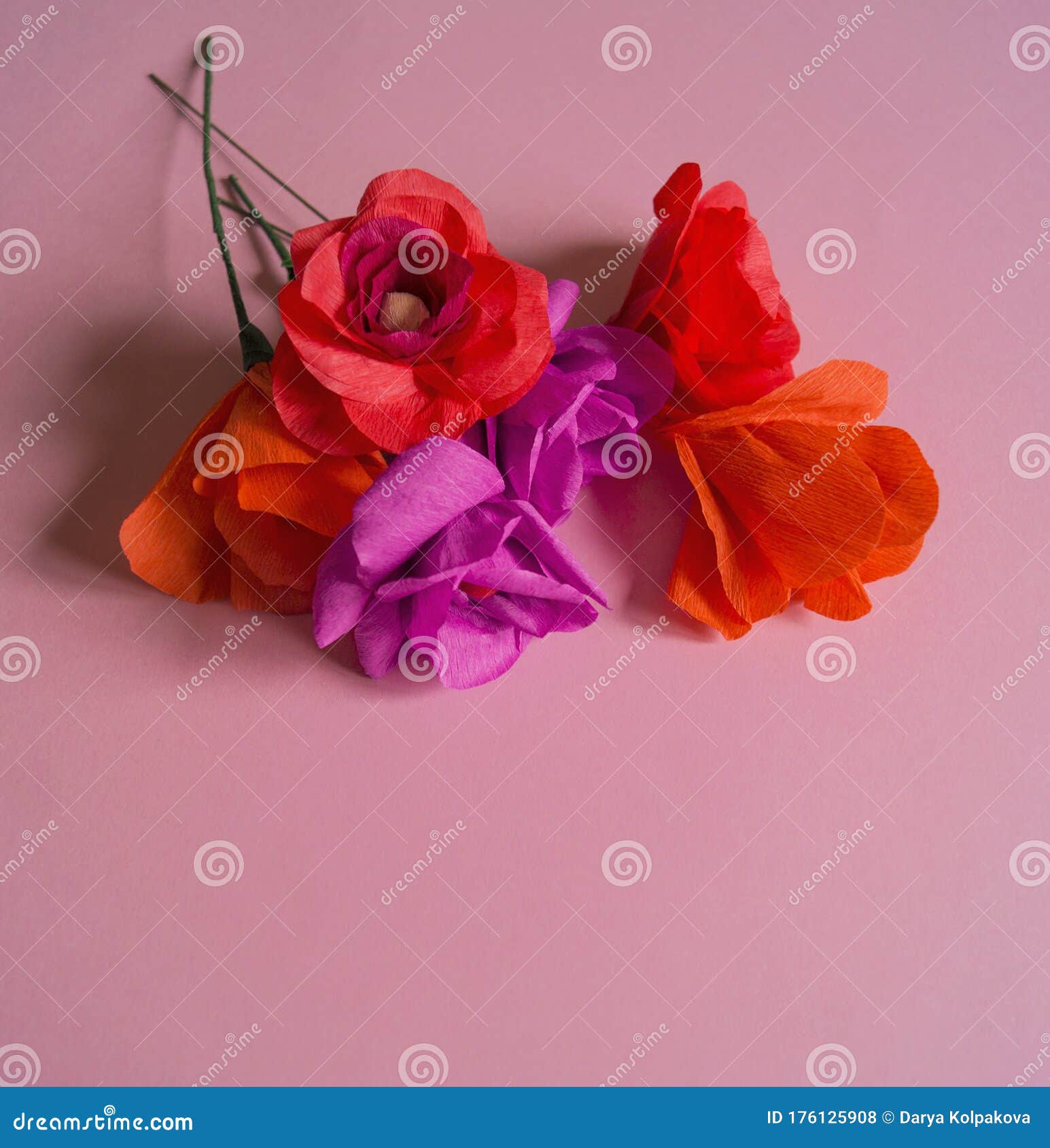 Fazendo Flores De Papel Crepe Em Fundo Rosa Foto de Stock - Imagem de  tapioca, matrizes: 176125908